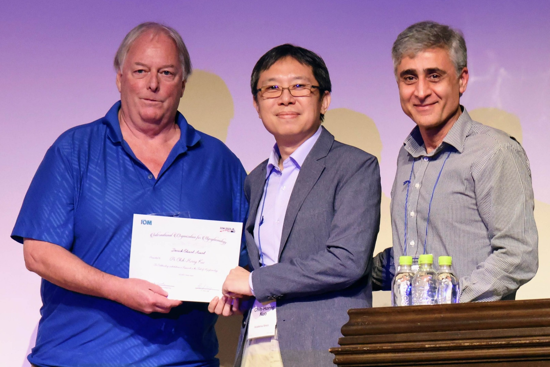 郭志鴻研究員（中）獲邀出席於日本大阪舉行的國際學術會議領獎，頒獎者為國際黴漿菌學組織理事長 Dr. Steven Geary （左）及獎項委員會主席 Dr. Amir Hadjinoormohammadi （右）。