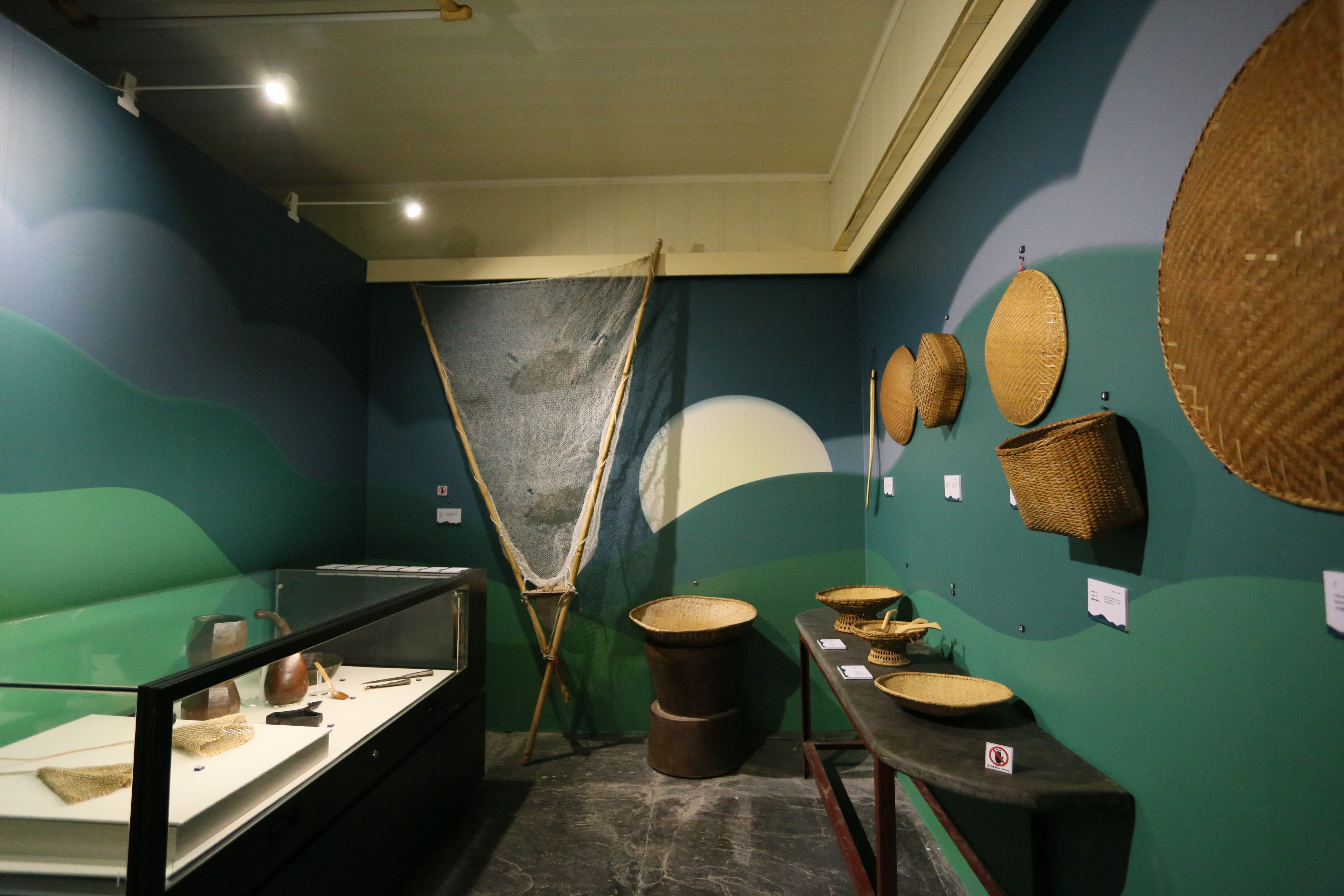 現場展出傳統藤製與木製廚具、漁撈工具。（中央研究院研之有物提供）