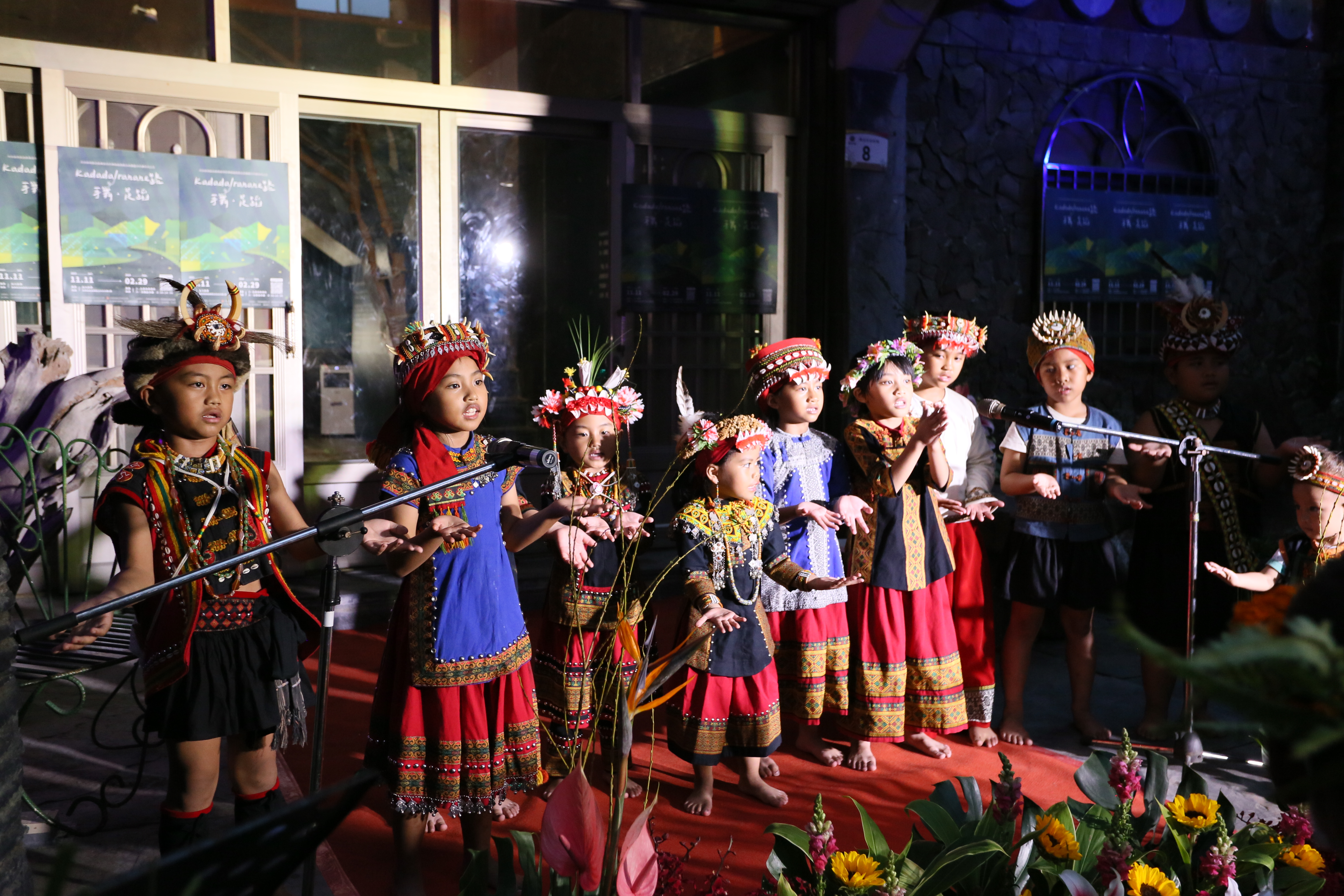 谷川部落小朋友在開幕活動吟唱歌謠。（中央研究院研之有物提供）