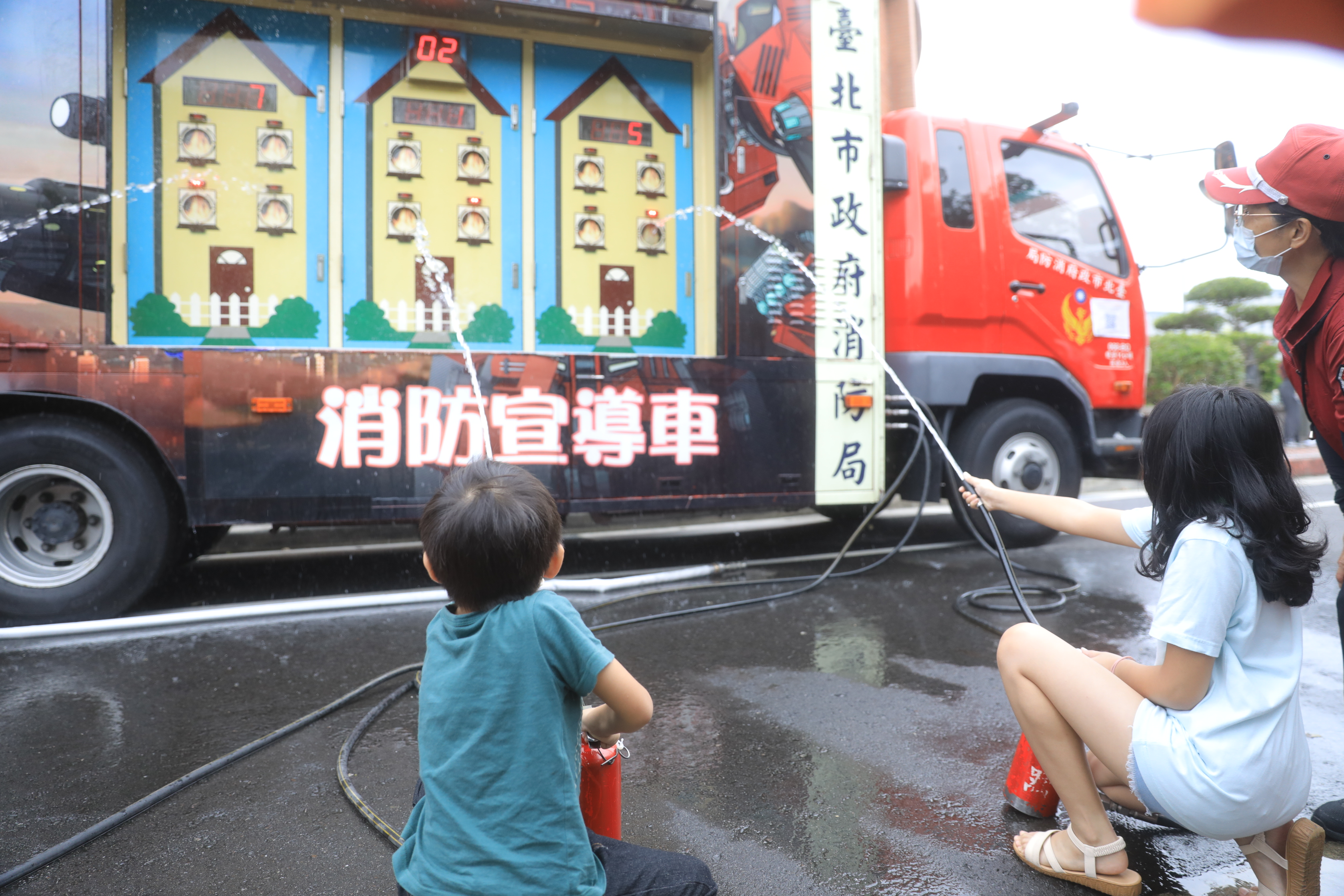臺北市政府消防局出動消防灑水車推廣防災觀念。