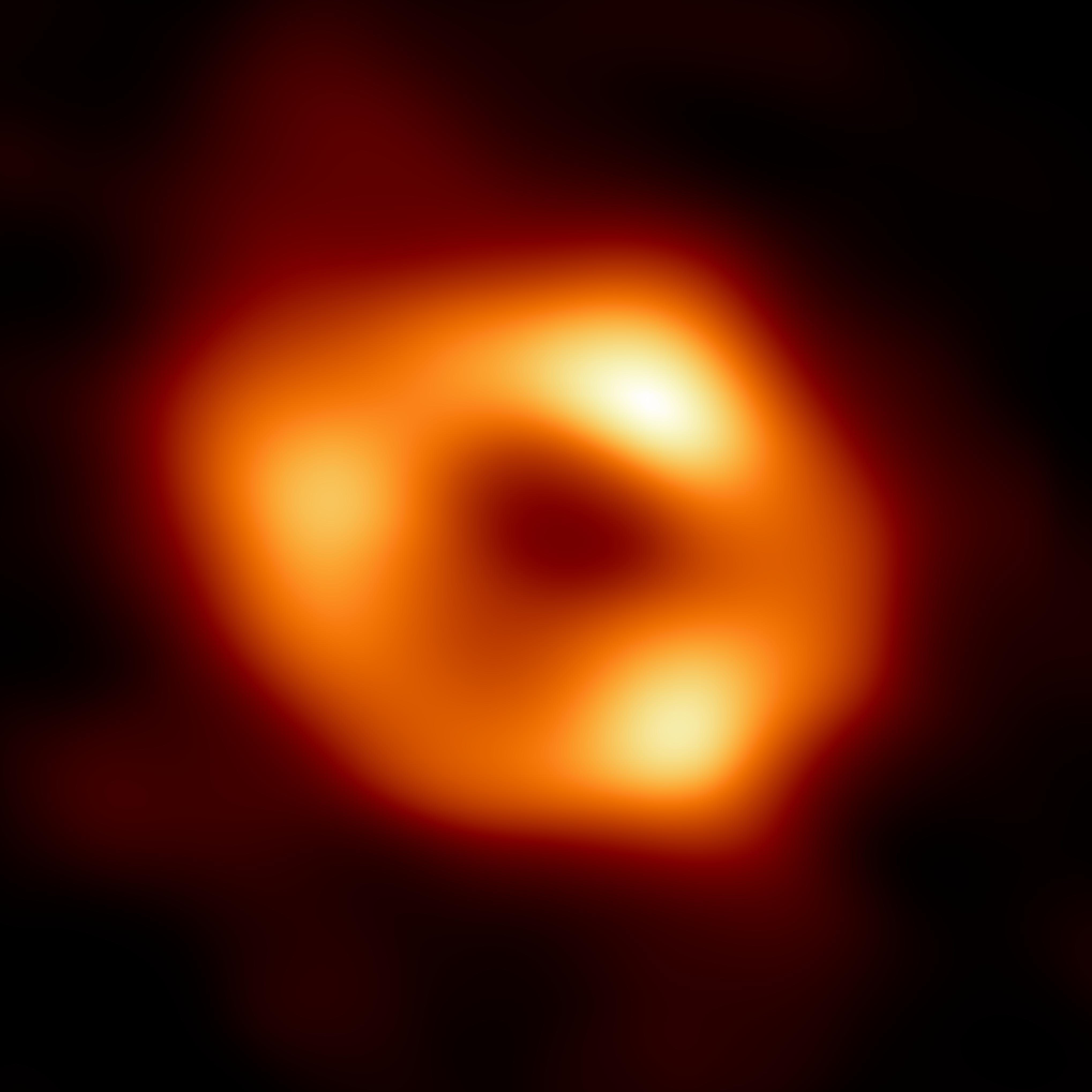 ▲這是位於銀河系中心超大質量黑洞人馬座A星的第一張照片，是這個黑洞存在的第一個直接可視證據。