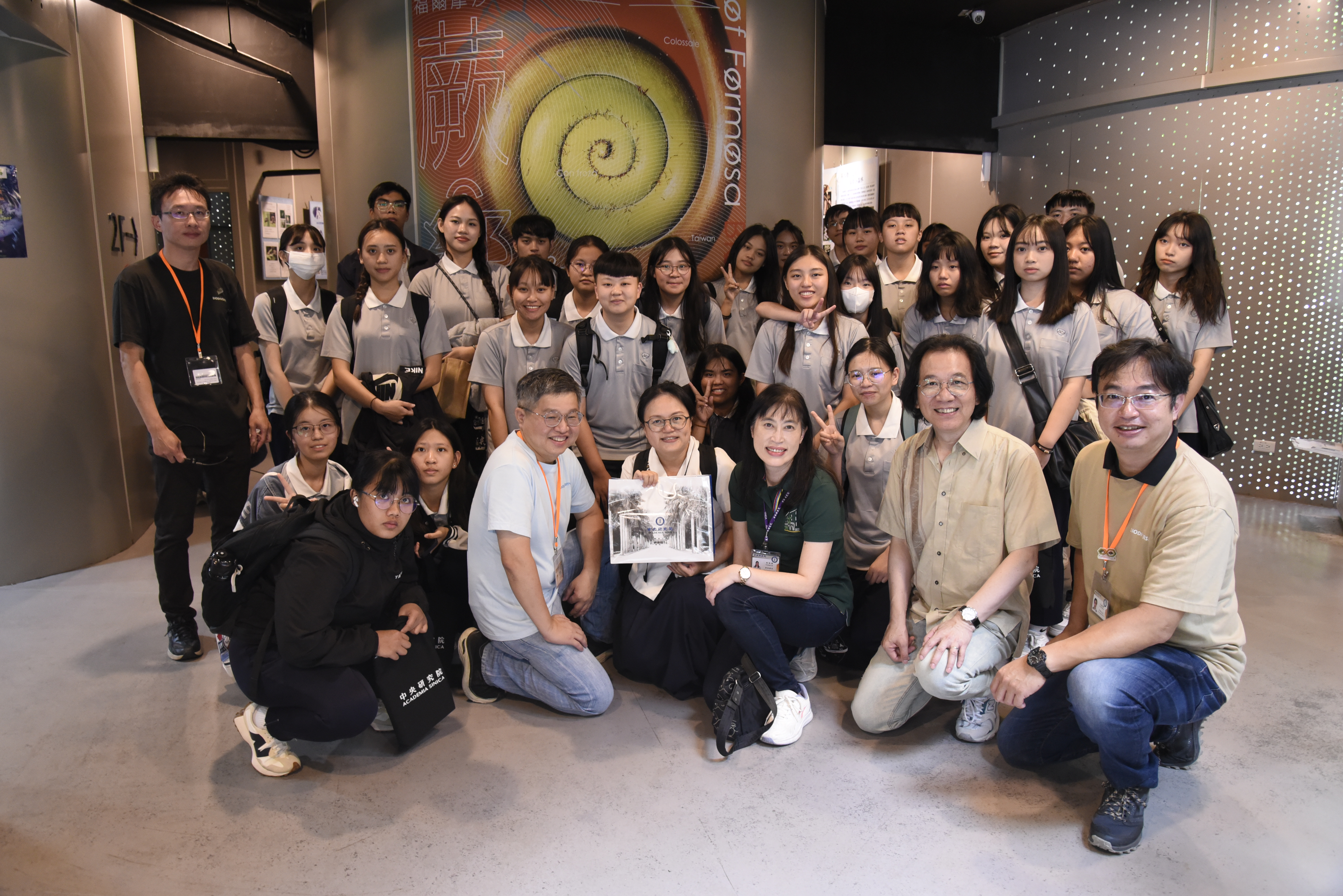 花蓮慈濟大學原住民族學生資源中心師生參觀「福爾摩沙 蕨·響」展。圖／中研院提供
