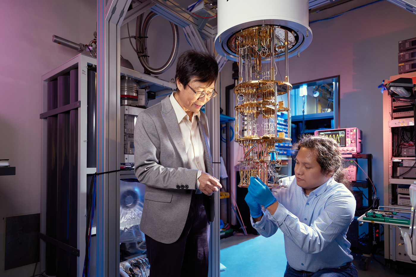 中研院陳啟東特聘研究員(左) 於量子電腦實驗室，研究團隊操作氦三氦四稀釋冷凍機(He3He4 Dilution refrigerator)