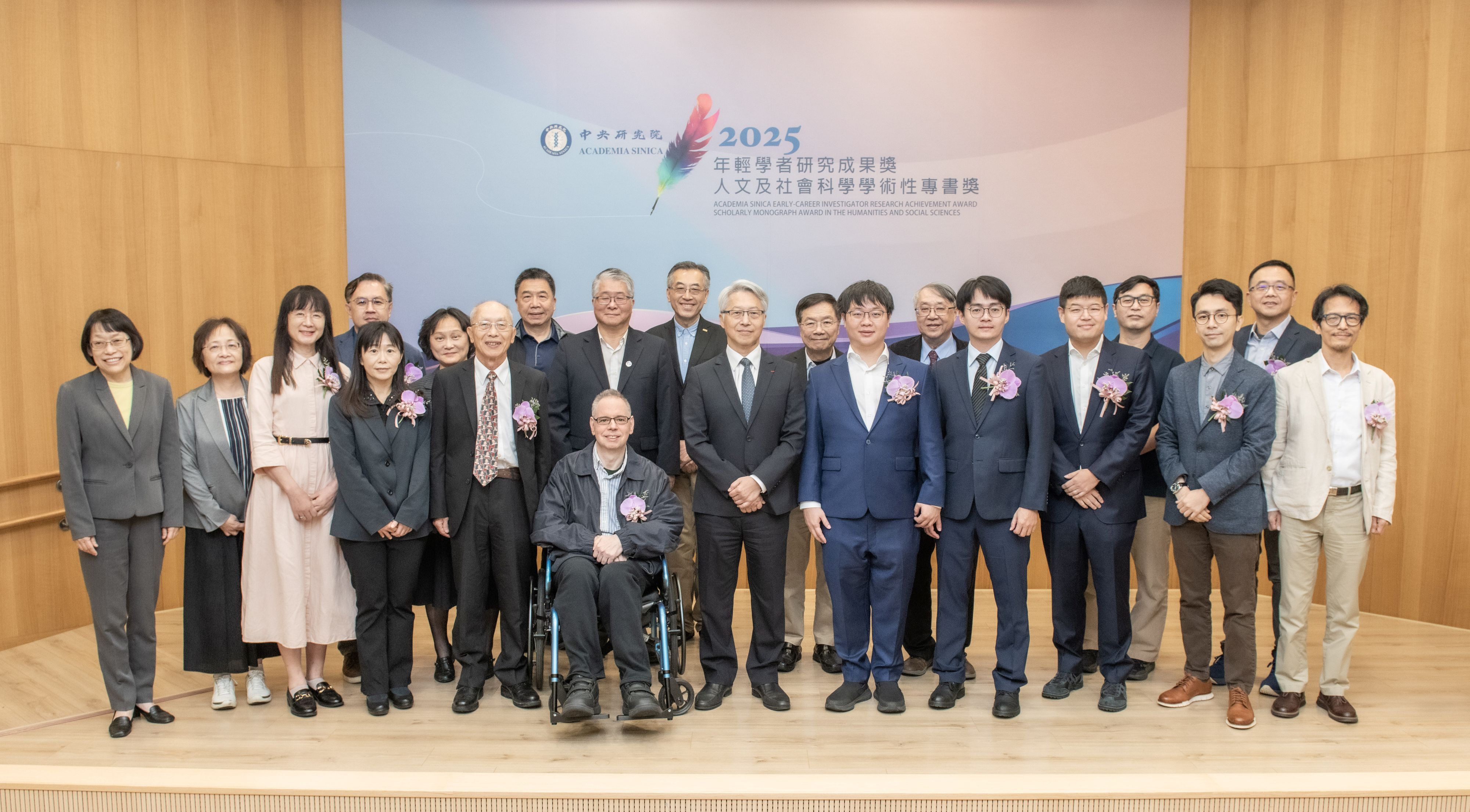 中研院廖俊智院長與「2025年年輕學者研究成果獎」與「第十四屆人文及社會科學學術性專書獎」得主合影。（圖片來源：中央研究院）