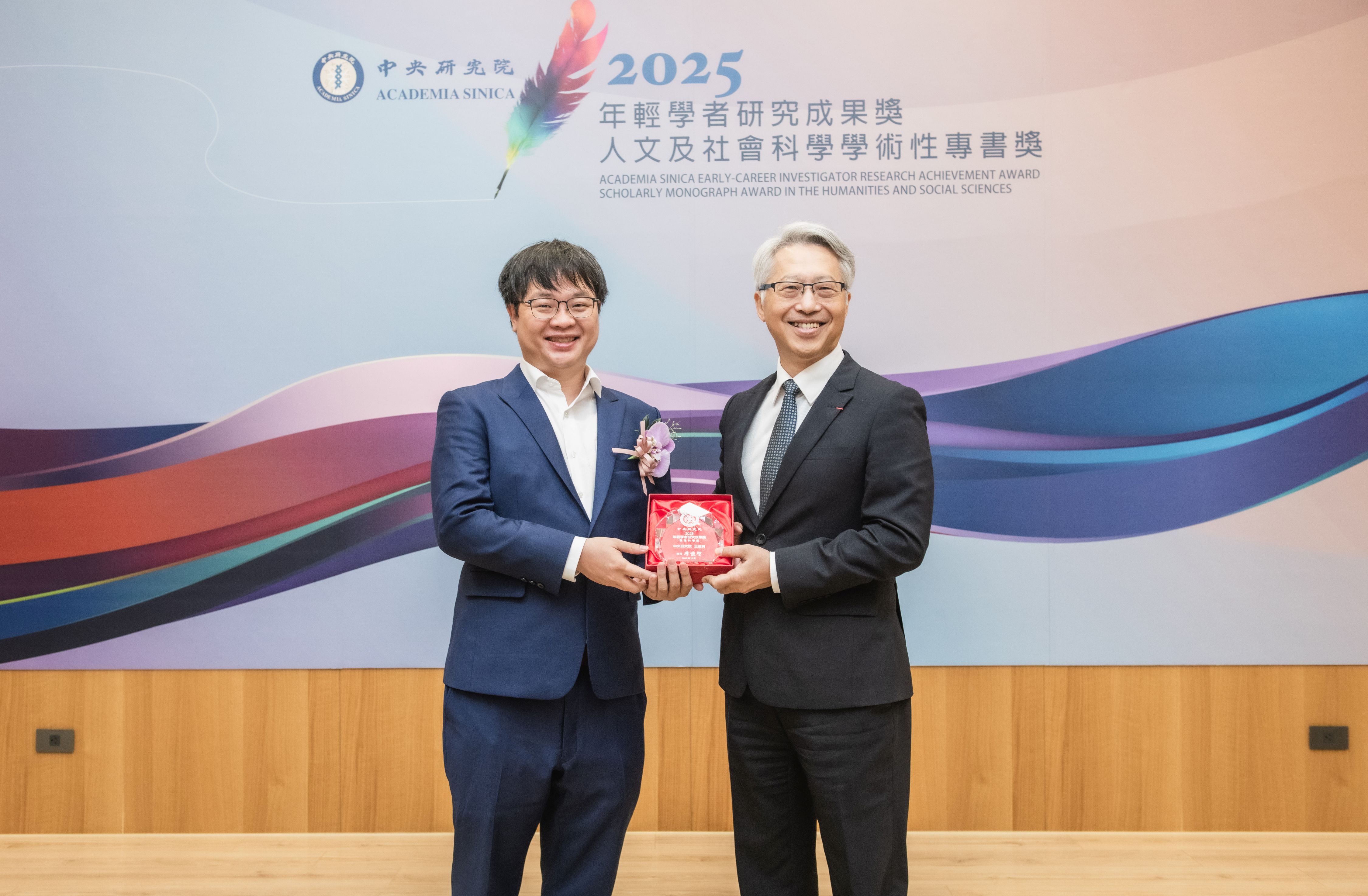 廖俊智院長頒獎予中央研究院資訊科學研究所王建堯副研究員。（圖片來源：中央研究院）