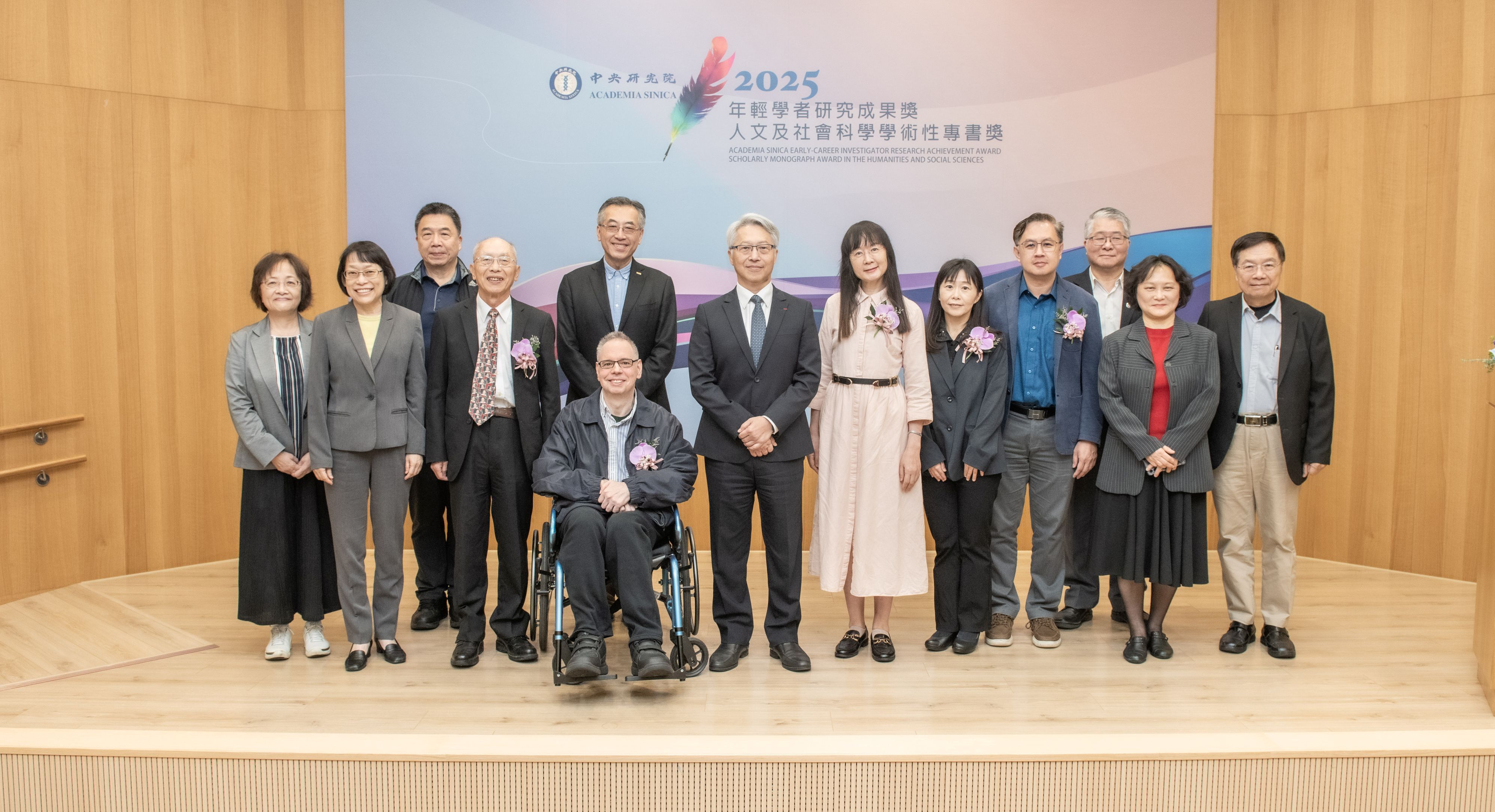 「第十四屆人文及社會科學學術性專書獎」得主合影，左起為學諮會呂妙芬副執行秘書、周美吟副院長、陳君厚秘書長、得獎人黃寬重、政治所吳重禮所長、中研院廖俊智院長、得獎人陳音頤、得獎人陳春美、得獎人高嘉謙、彭信坤副院長、史語所李貞德所長、唐堂副院長。（圖片來源：中央研究院）