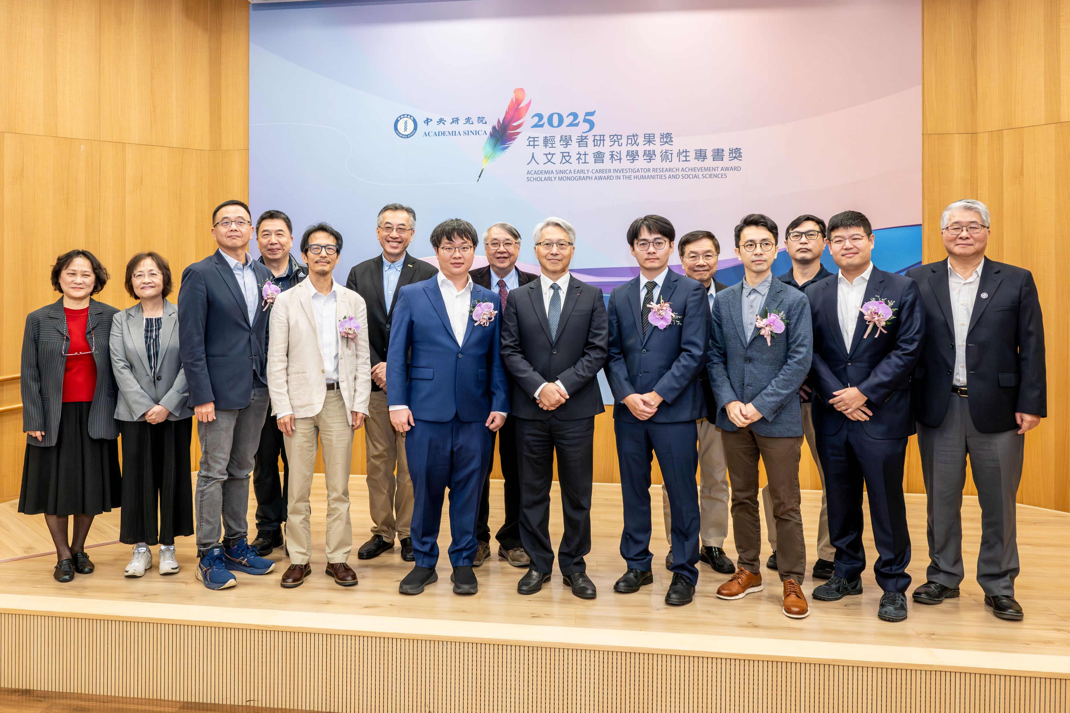 「2025年年輕學者研究成果獎」得主合影，前排左起為史語所李貞德所長、學諮會呂妙芬副執行秘書、得獎人陳昇宏、史語所陳正國副所長、得獎人王建堯、中研院廖俊智院長、得獎人楊東翰、得獎人楊宗翰、得獎人沈智新、彭信坤副院長；後排左起為陳君厚秘書長、政治所吳重禮所長、資訊所廖弘源所長、唐堂副院長、經濟所張俊仁所長。（圖片來源：中央研究院）