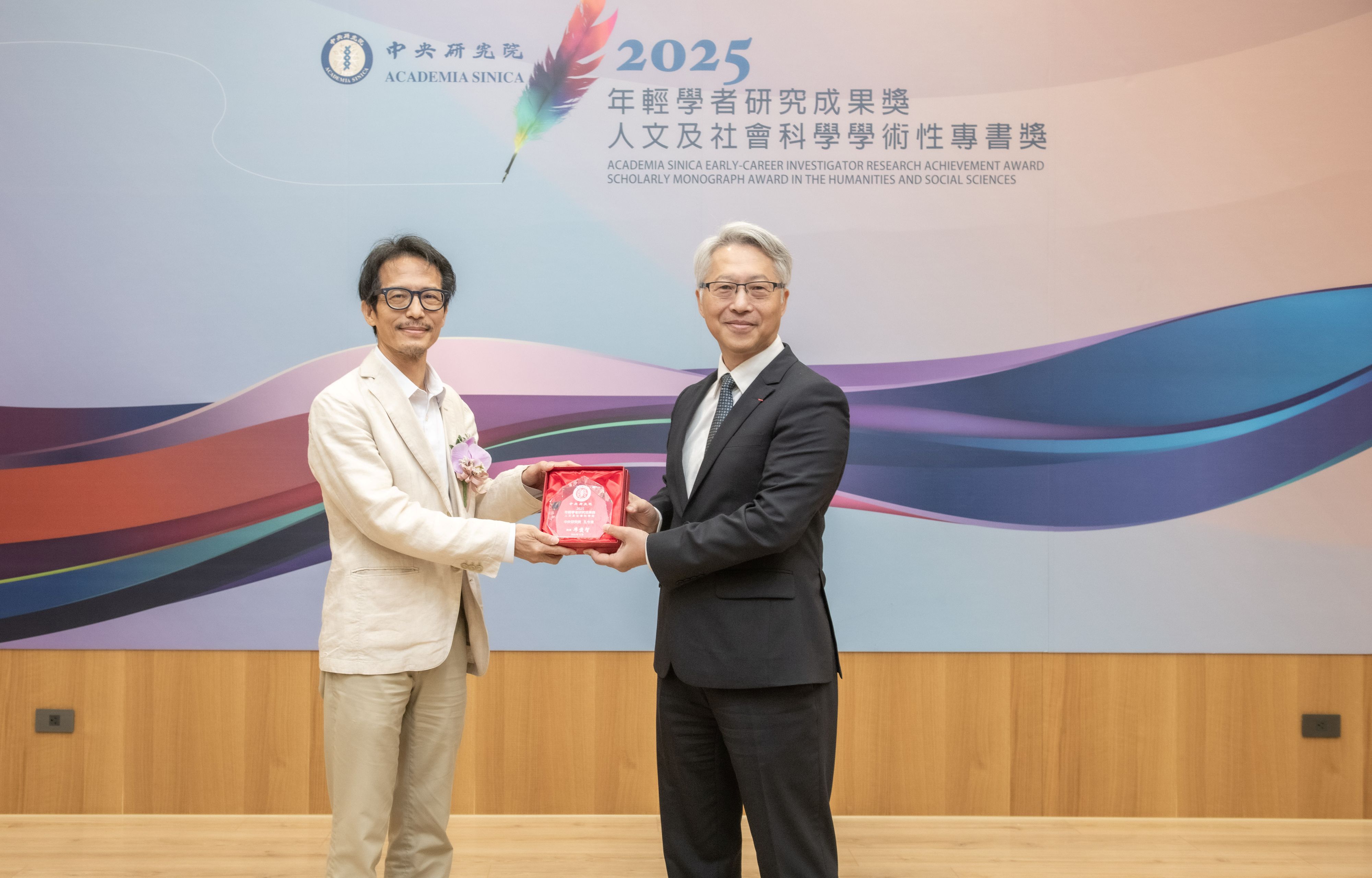 廖俊智院長頒獎予中央研究院歷史語言研究所孔令偉副研究員（由史語所陳正國副所長代領）。（圖片來源：中央研究院）