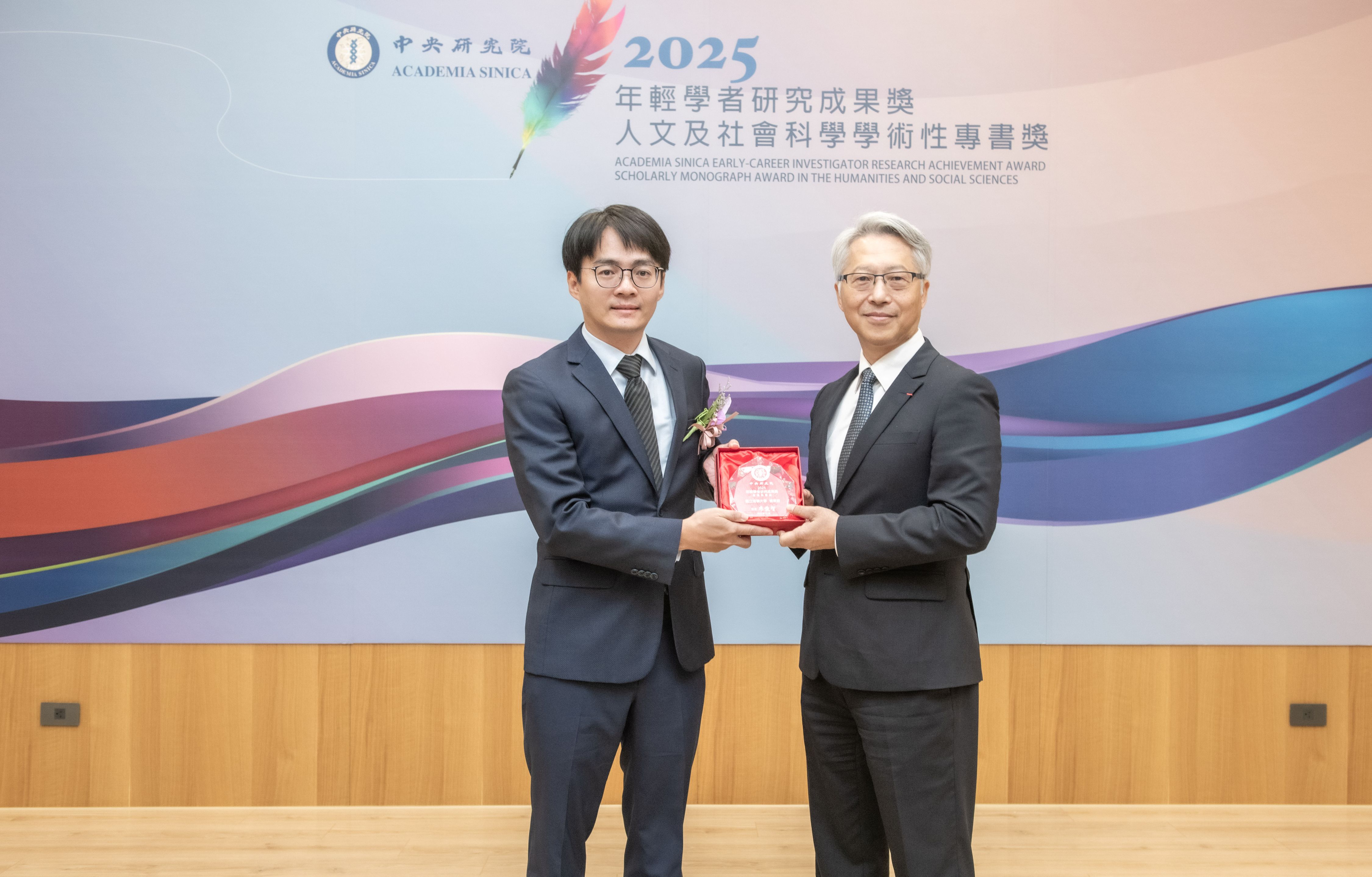 廖俊智院長頒獎予國立清華大學化學工程學系楊東翰副教授。（圖片來源：中央研究院）