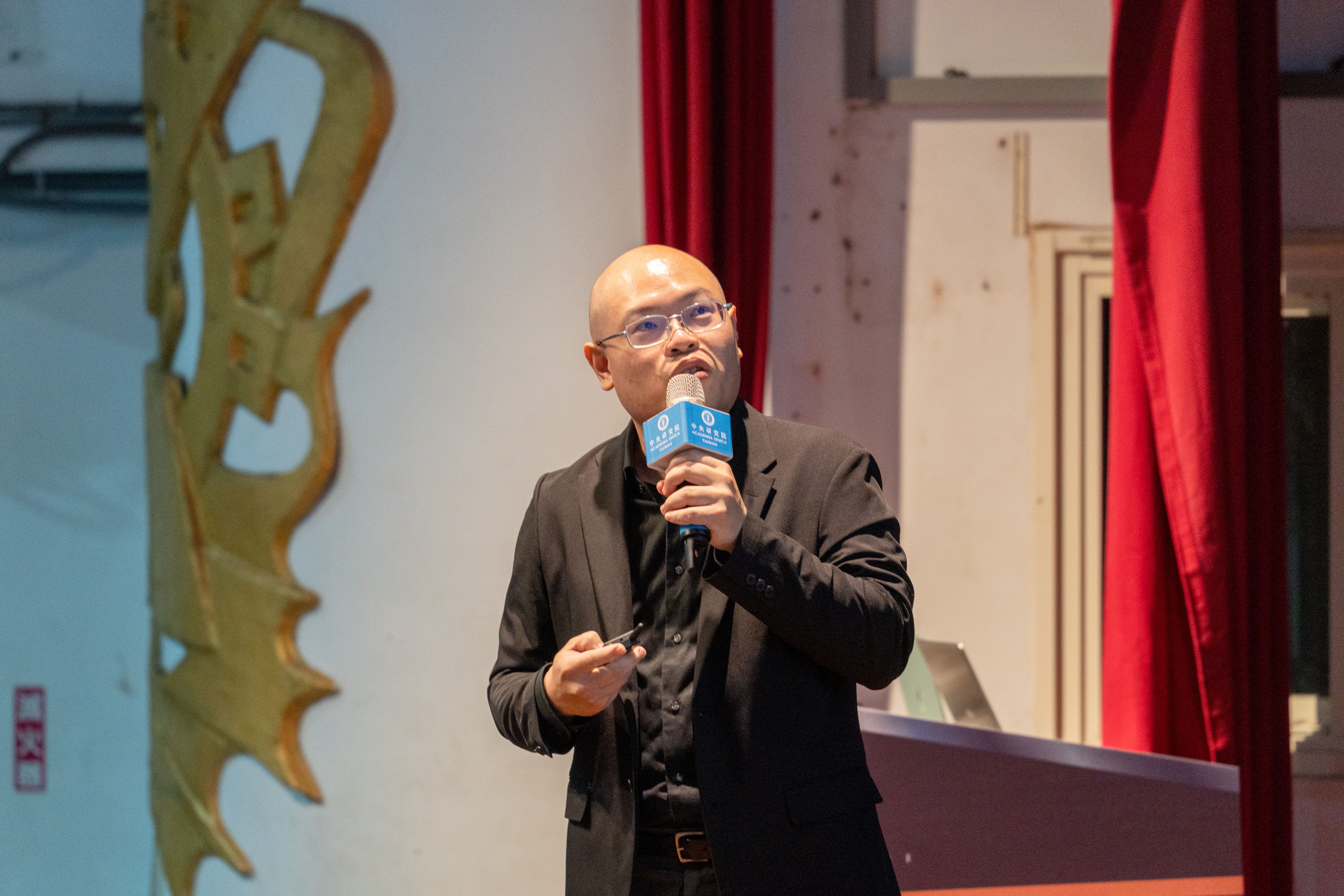 中國文哲研究所副研究員陳威瑨主講「面對《易經》占卜文化」。（圖片來源：中央研究院）