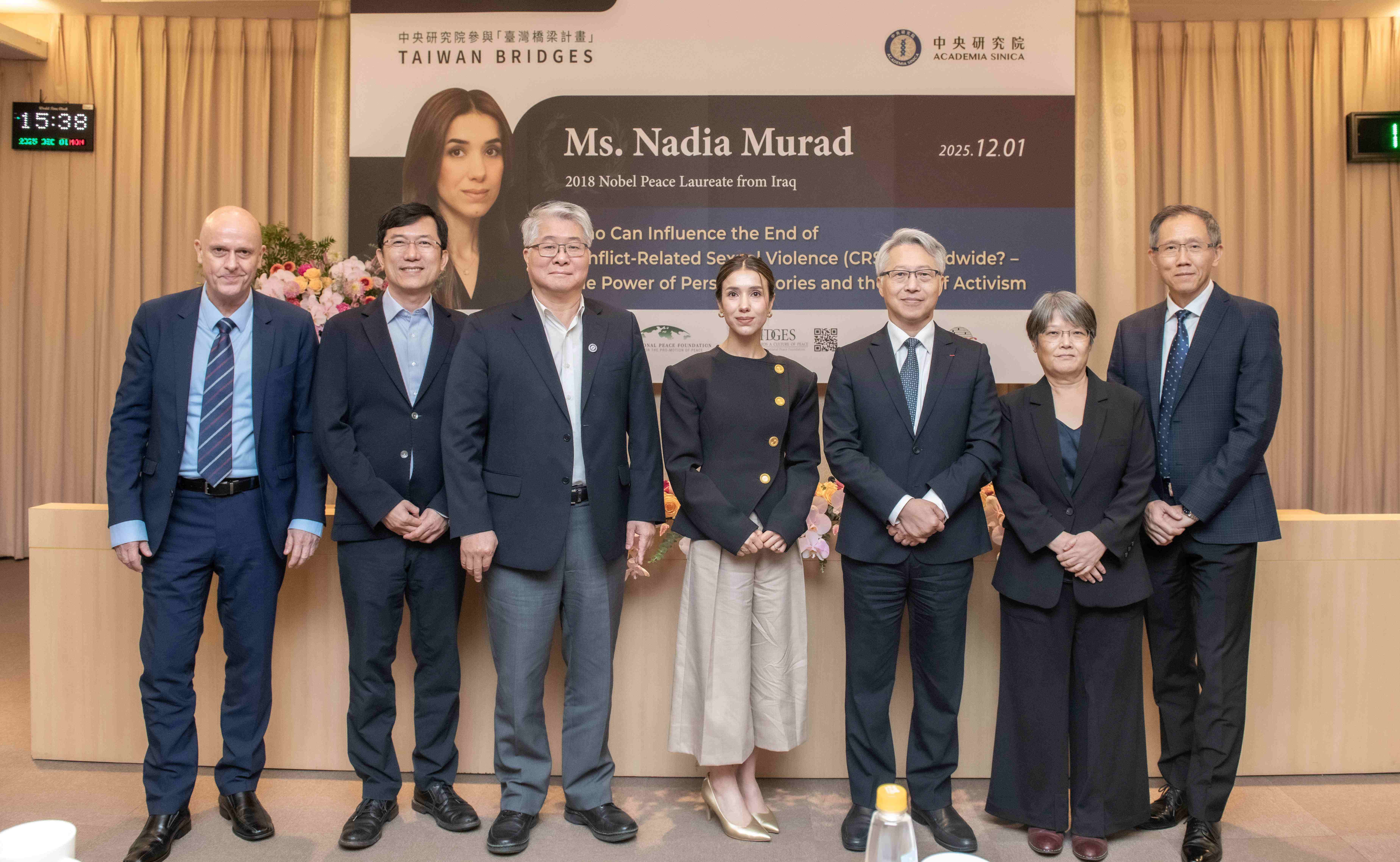 （由左至右）世界和平基金會主席Uwe Morawetz、中研院社會所陳志柔所長、彭信坤副院長、娜蒂雅．穆拉德(Nadia Murad)女士、廖俊智院長、陳美華教授、中研院國際事務處孟子青處長。（圖片來源：中央研究院）