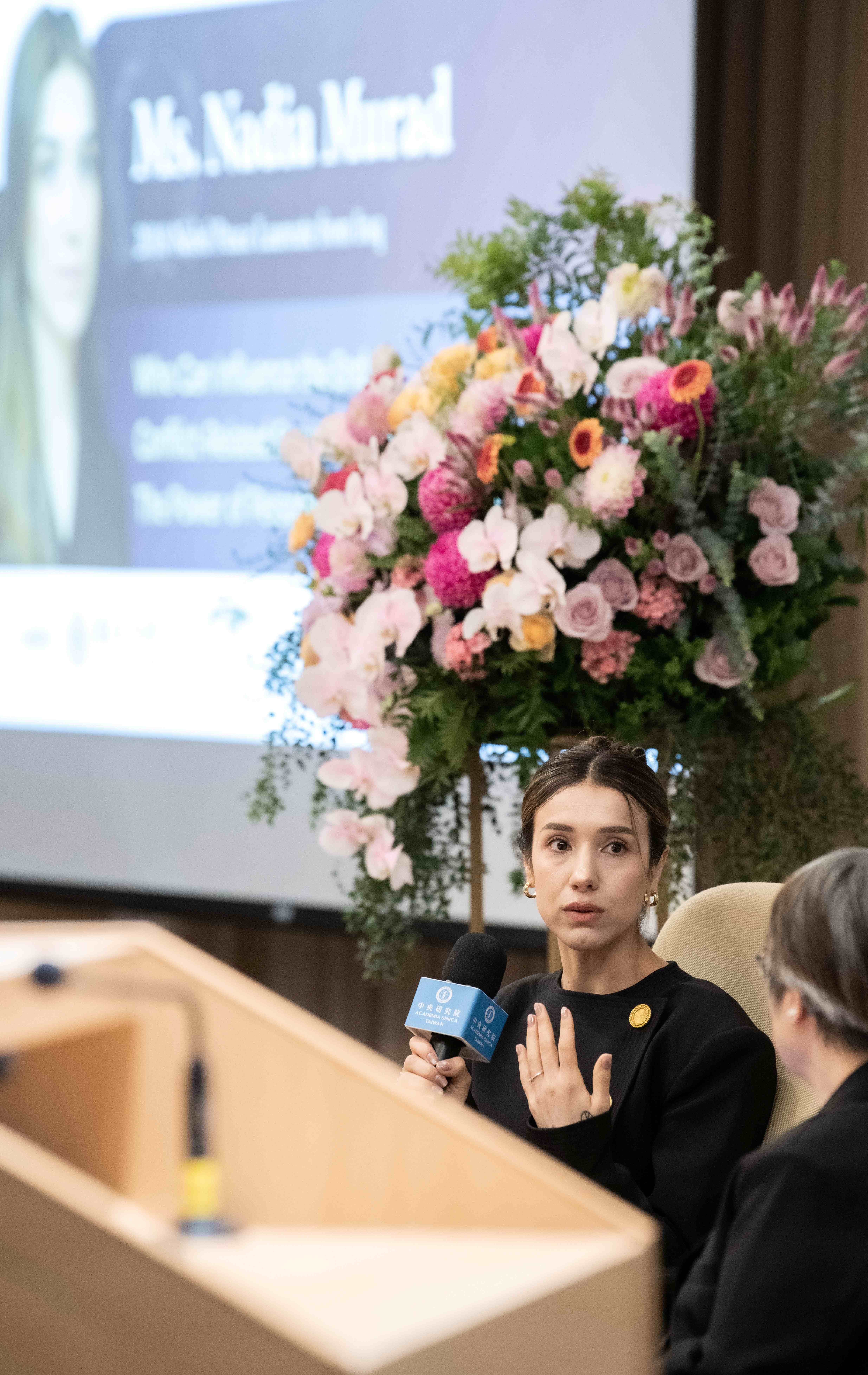 娜蒂雅．穆拉德(Nadia Murad)女士與國立中山大學社會科學院陳美華特聘教授對談。（圖片來源：中央研究院）