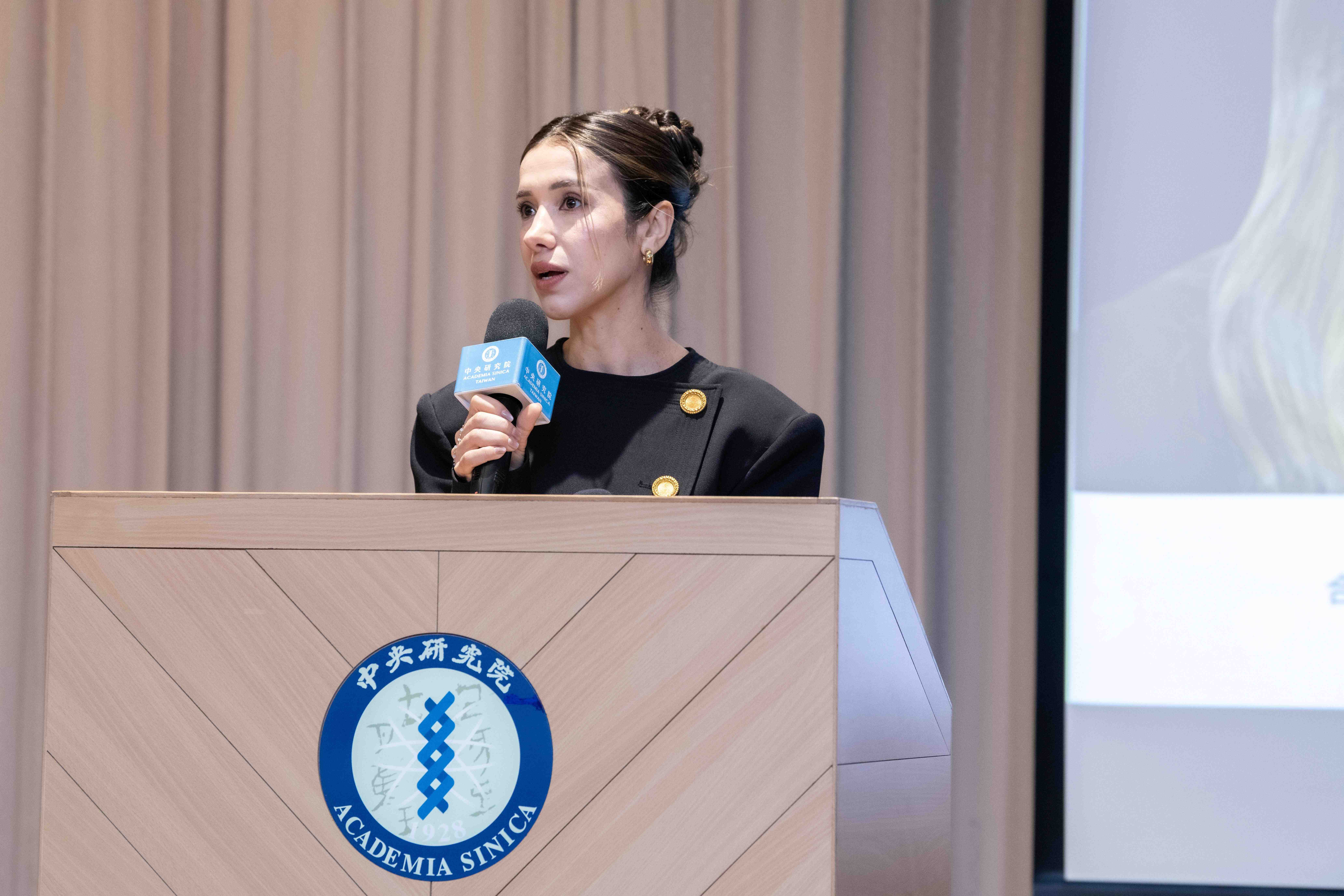 娜蒂雅．穆拉德(Nadia Murad)女士致詞。（圖片來源：中央研究院）