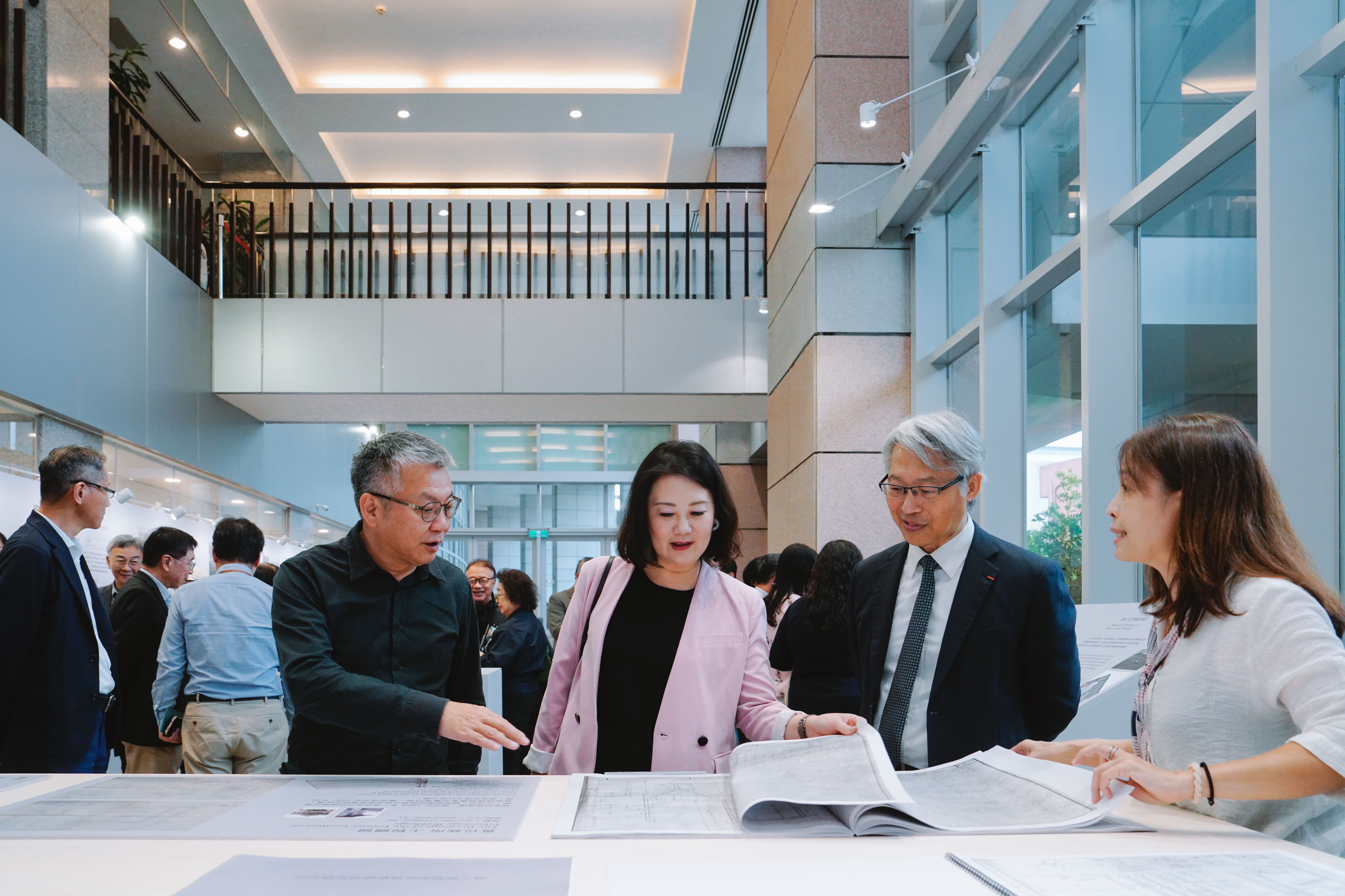 圖3＿立委吳思瑤參觀「經典建築」展區。（圖片來源：中央研究院）