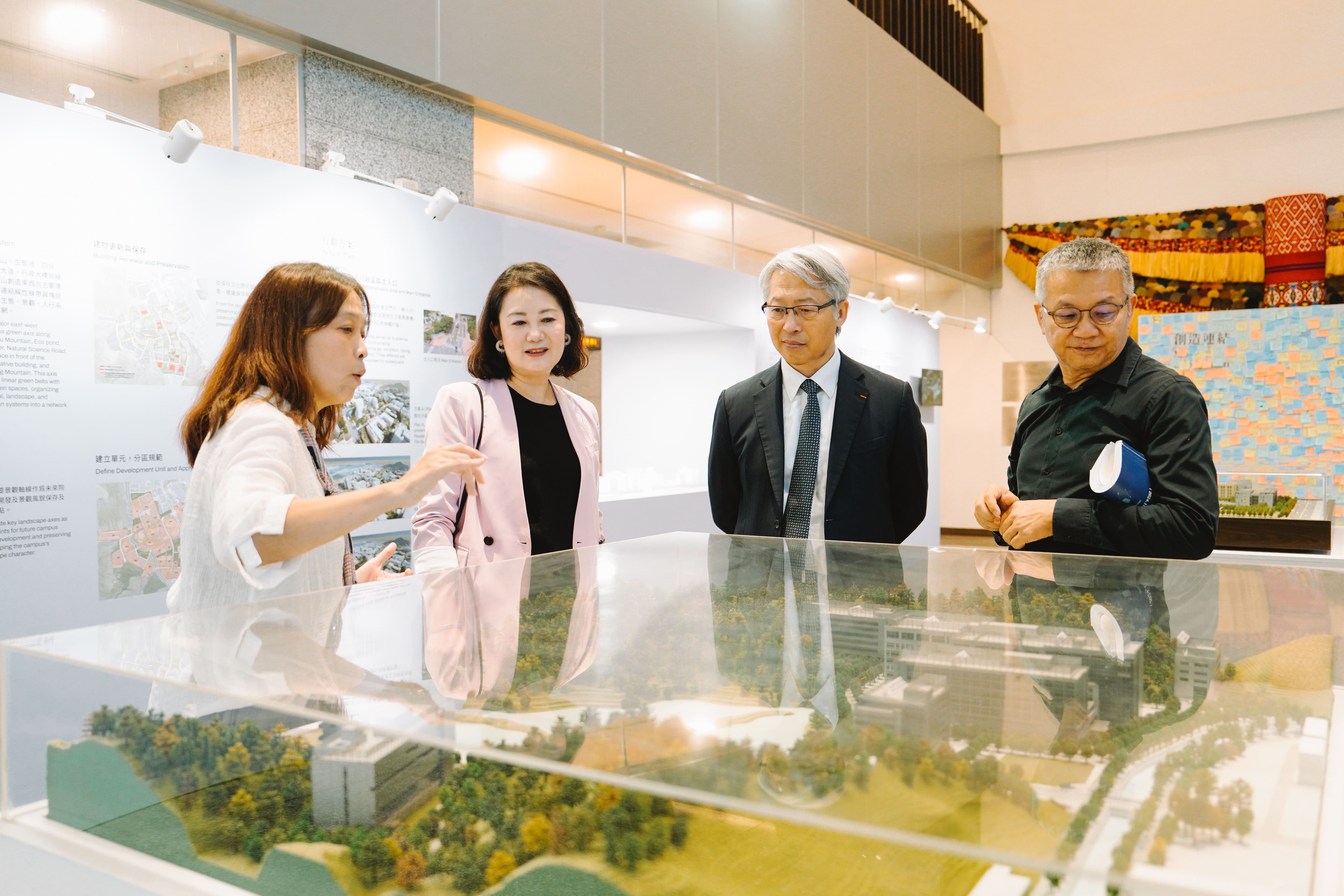圖4_策展人龔紋莎女士向貴賓介紹「院區發展」展區模型。（圖片來源：中央研究院）