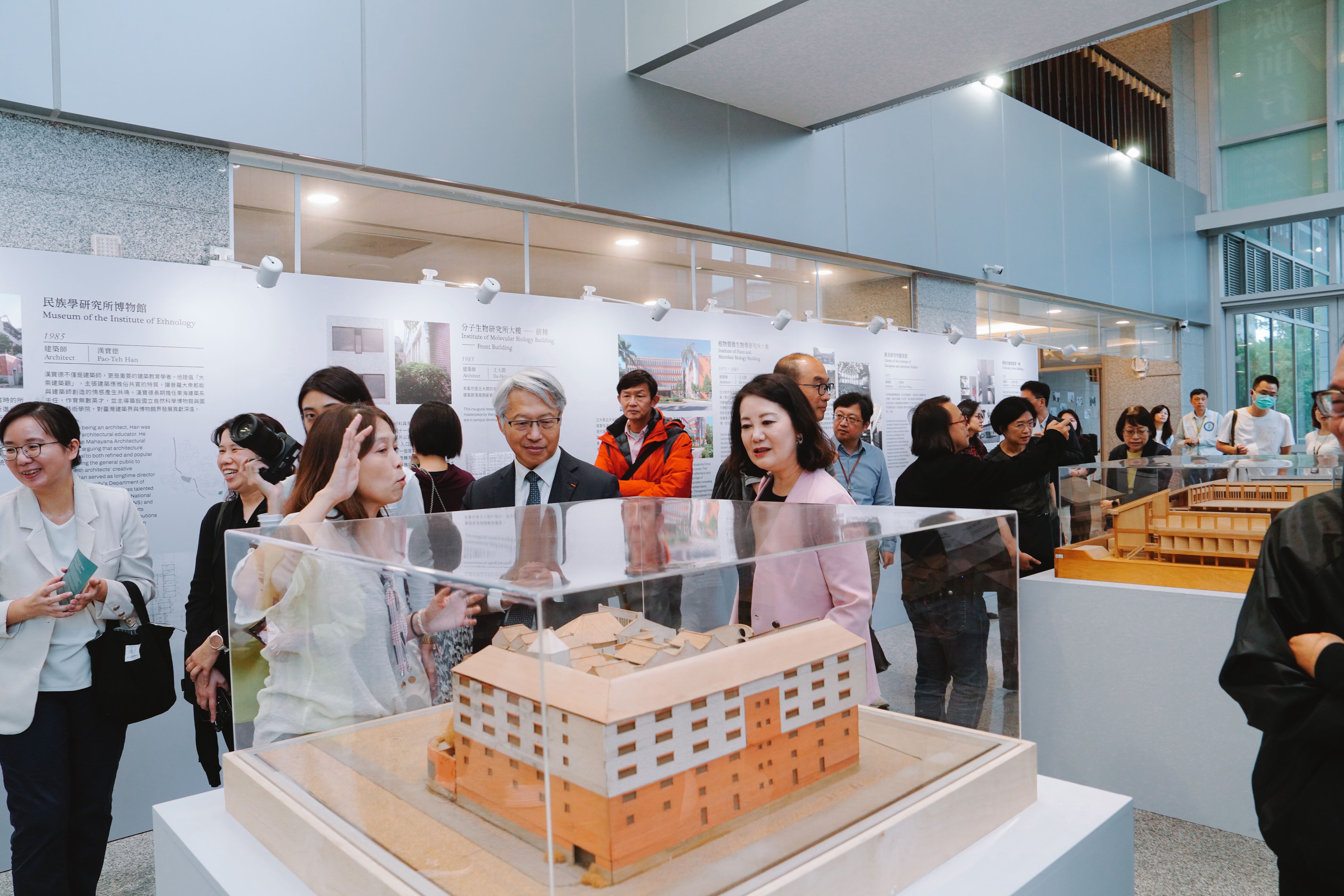 圖2_策展人龔紋莎女士親自導覽。（圖片來源：中央研究院）