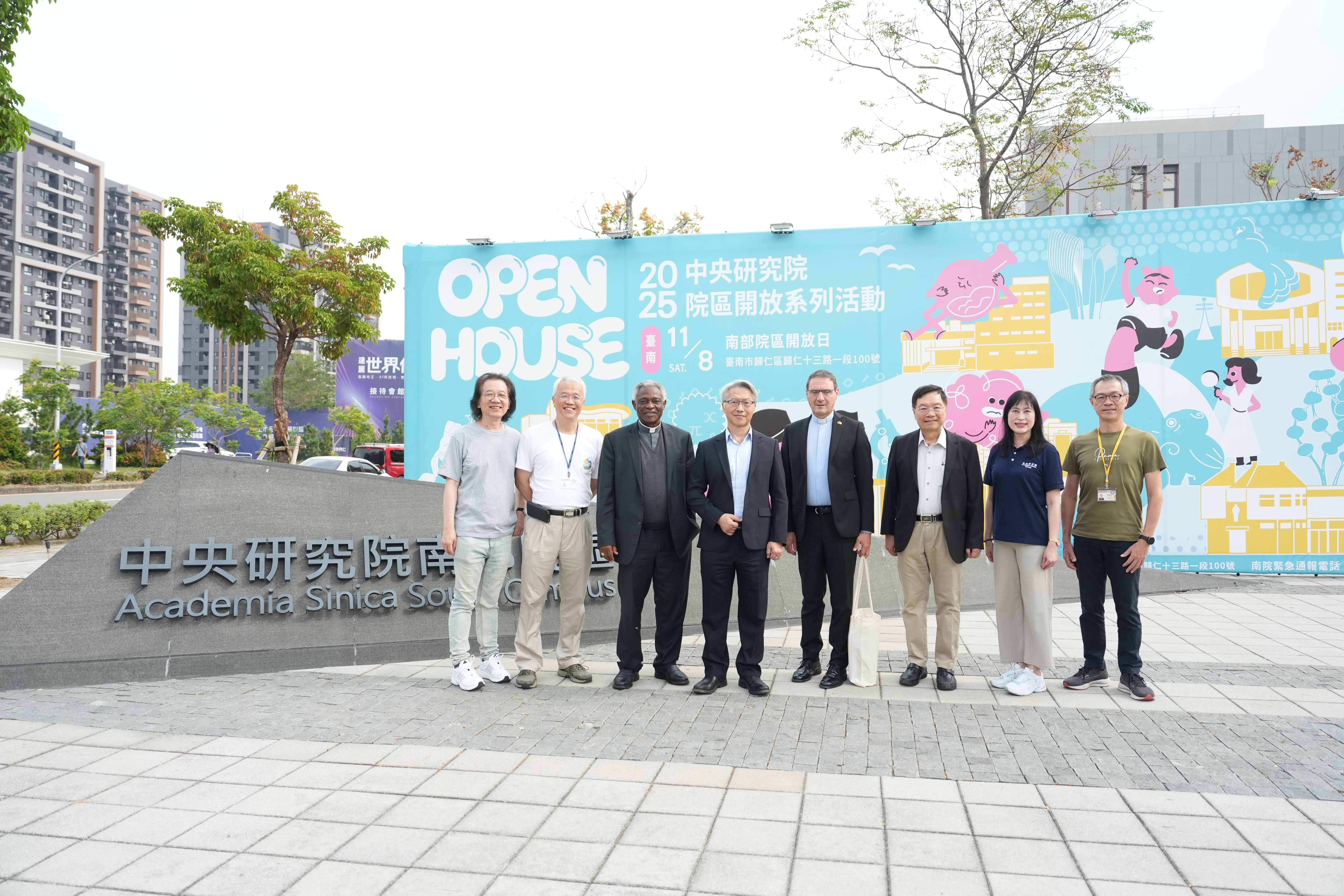 院區開放合影。（圖片來源：中央研究院）