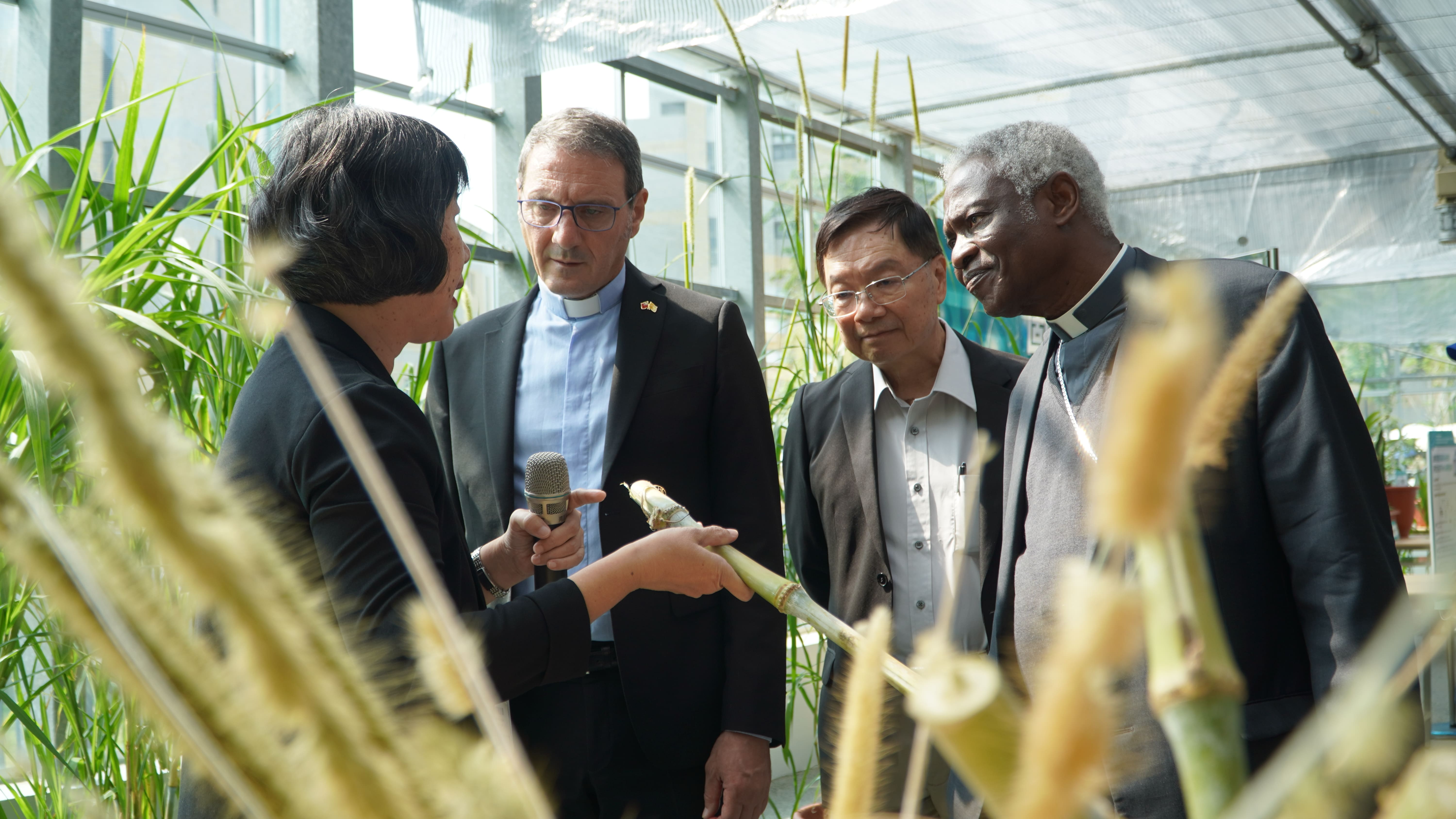 貴賓參訪核心溫室，解說如何利用生物技術，邁向永續的新農業時代。（圖片來源：中央研究院）