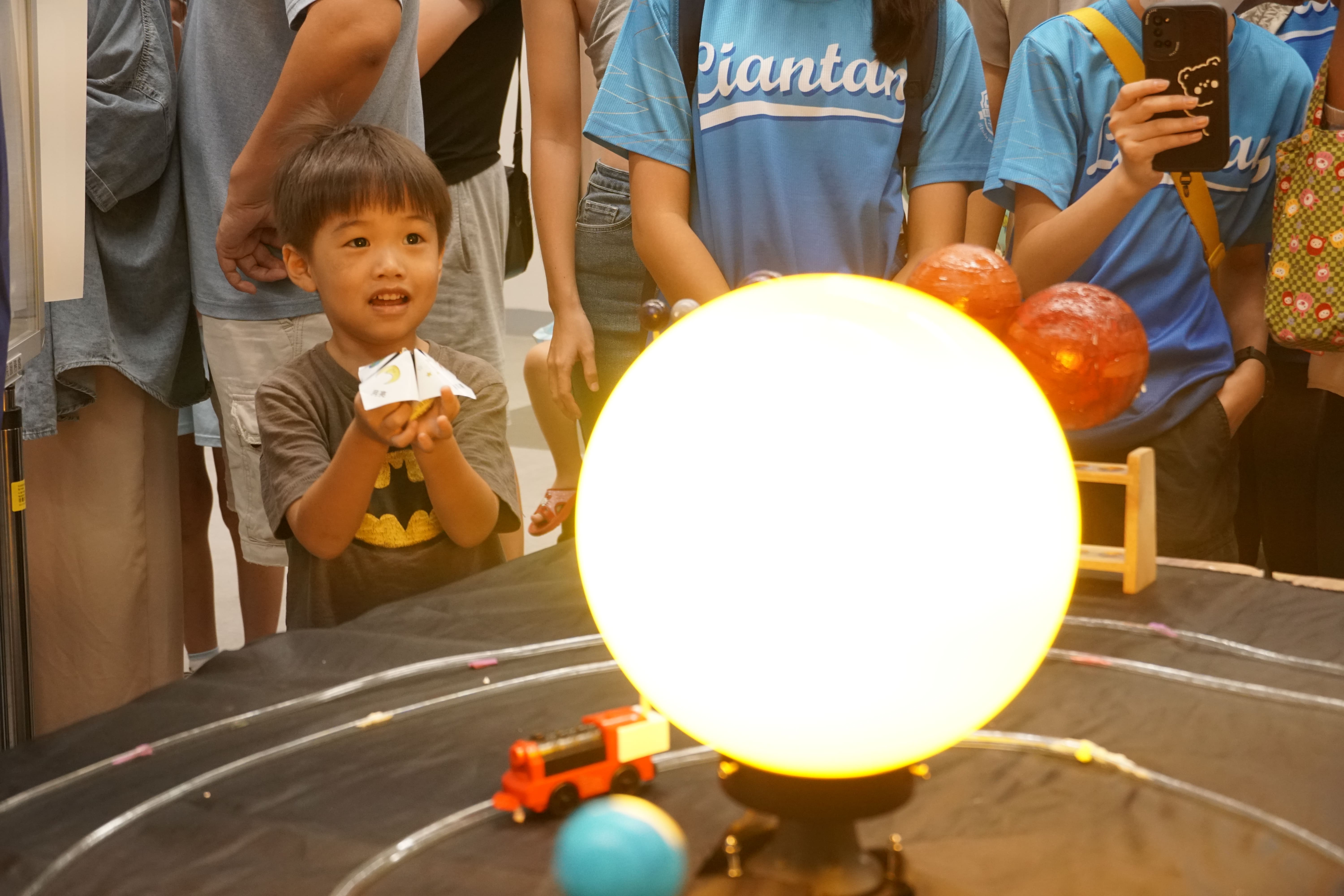 東南西北找星星，小朋友認識各種天體。（圖片來源：中央研究院）