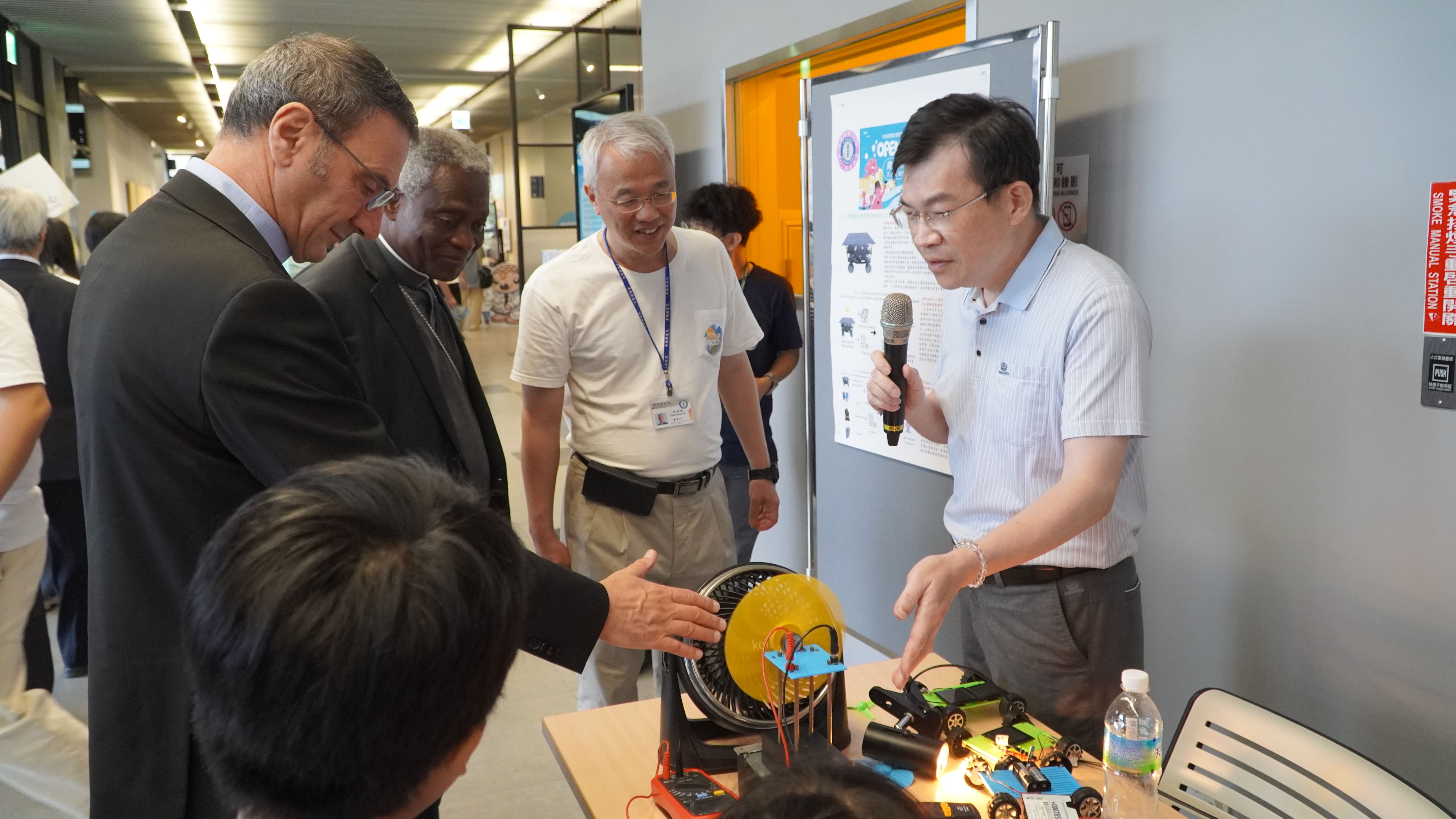 貴賓參訪太陽能電動車攤位。（圖片來源：中央研究院）