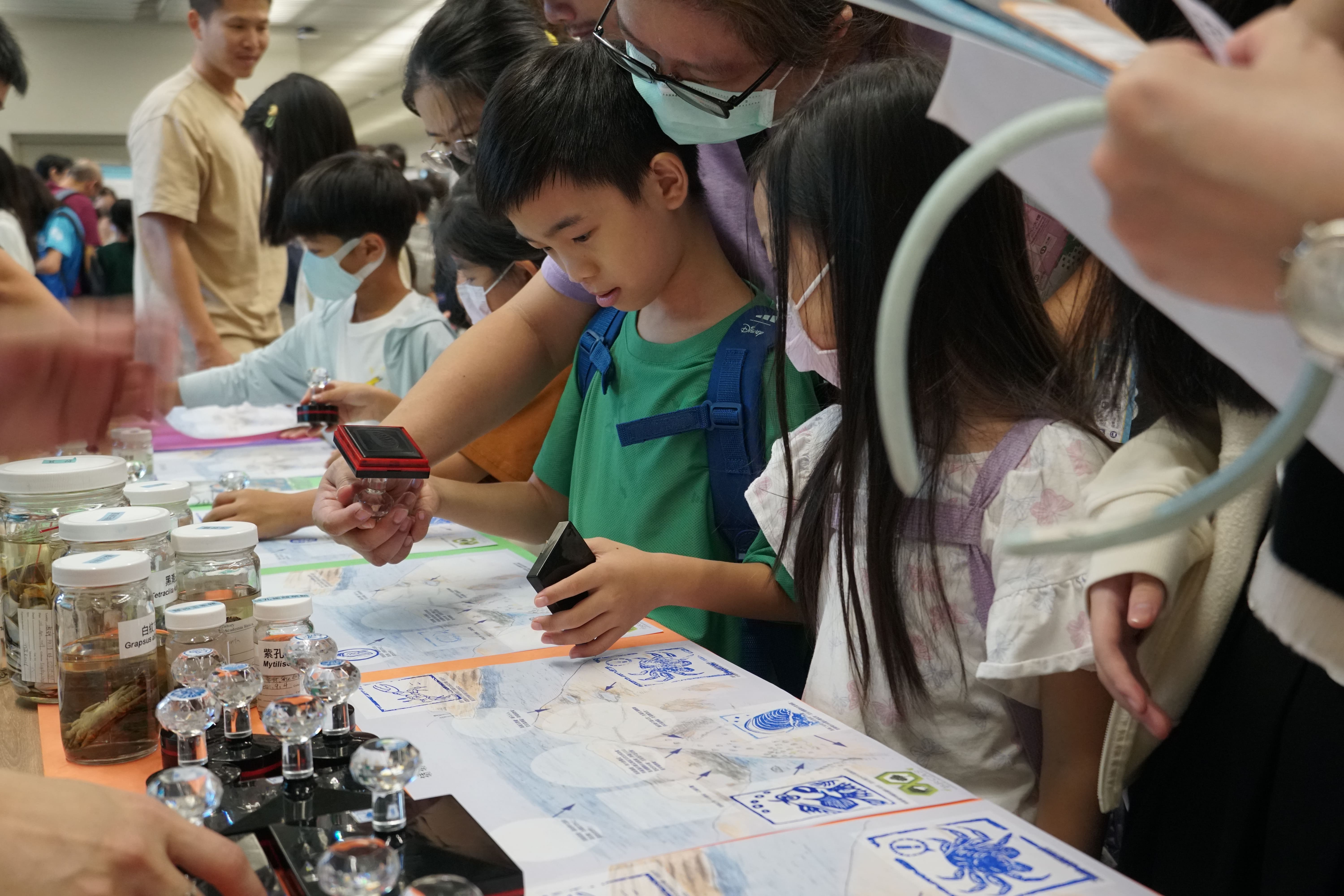 認識岩岸生物，進行蓋印章互動遊戲。（圖片來源：中央研究院）