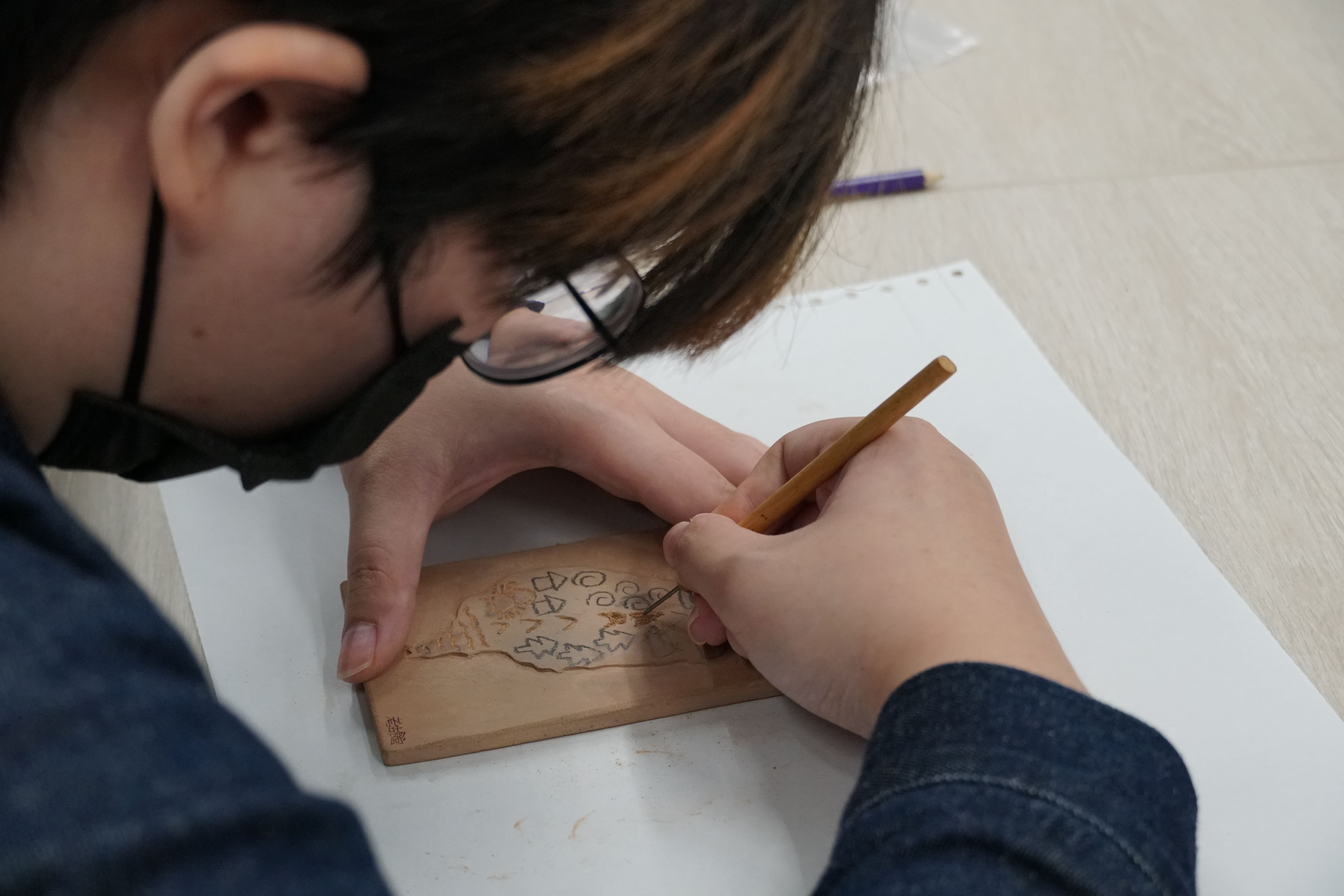 在印有臺灣圖像的陶板上創造屬於自己的獨特圖樣。（圖片來源：中央研究院）