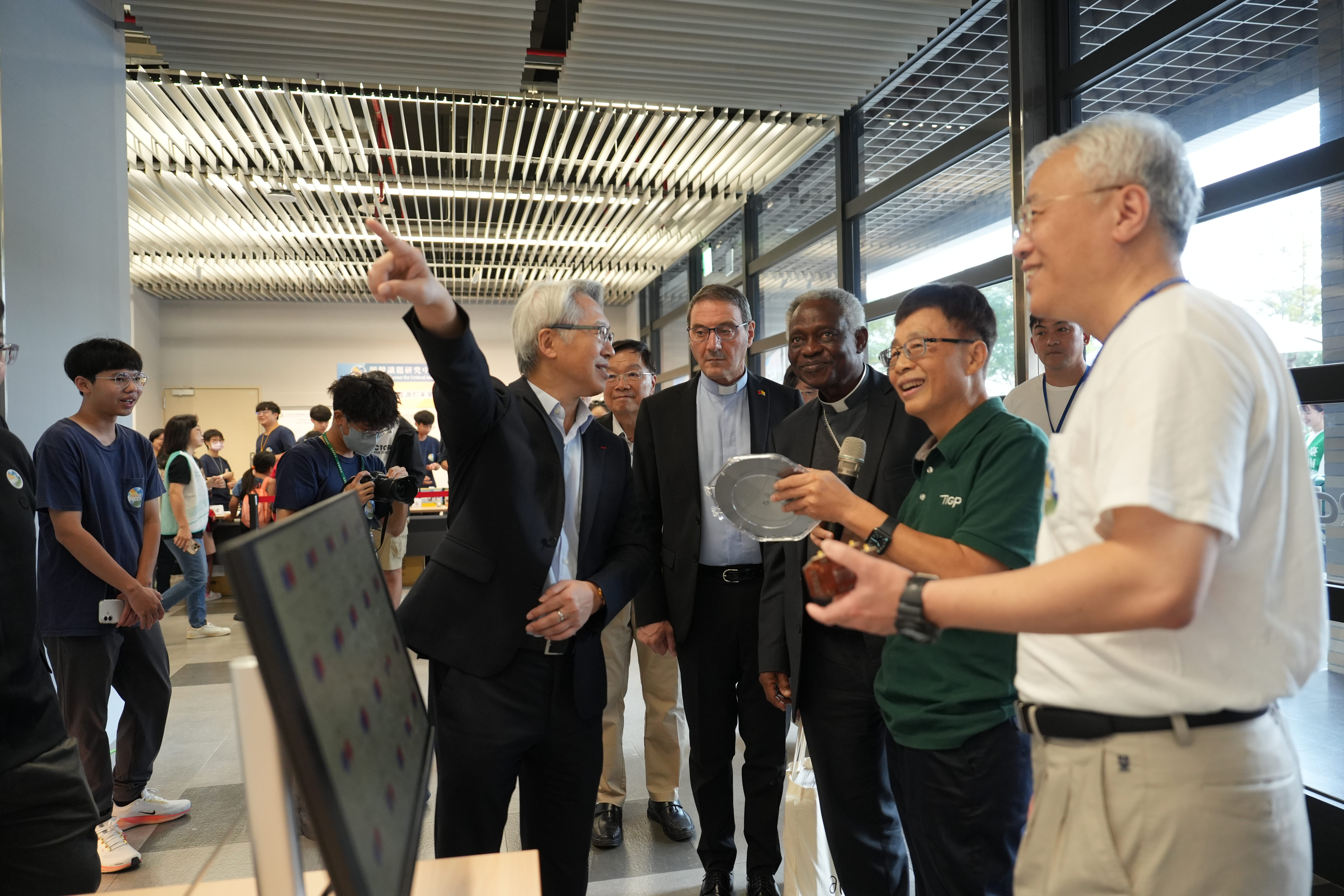 廖院長向梵諦岡樞機主教彼得．涂克森介紹中研院自研自製八吋晶圓。（圖片來源：中央研究院）