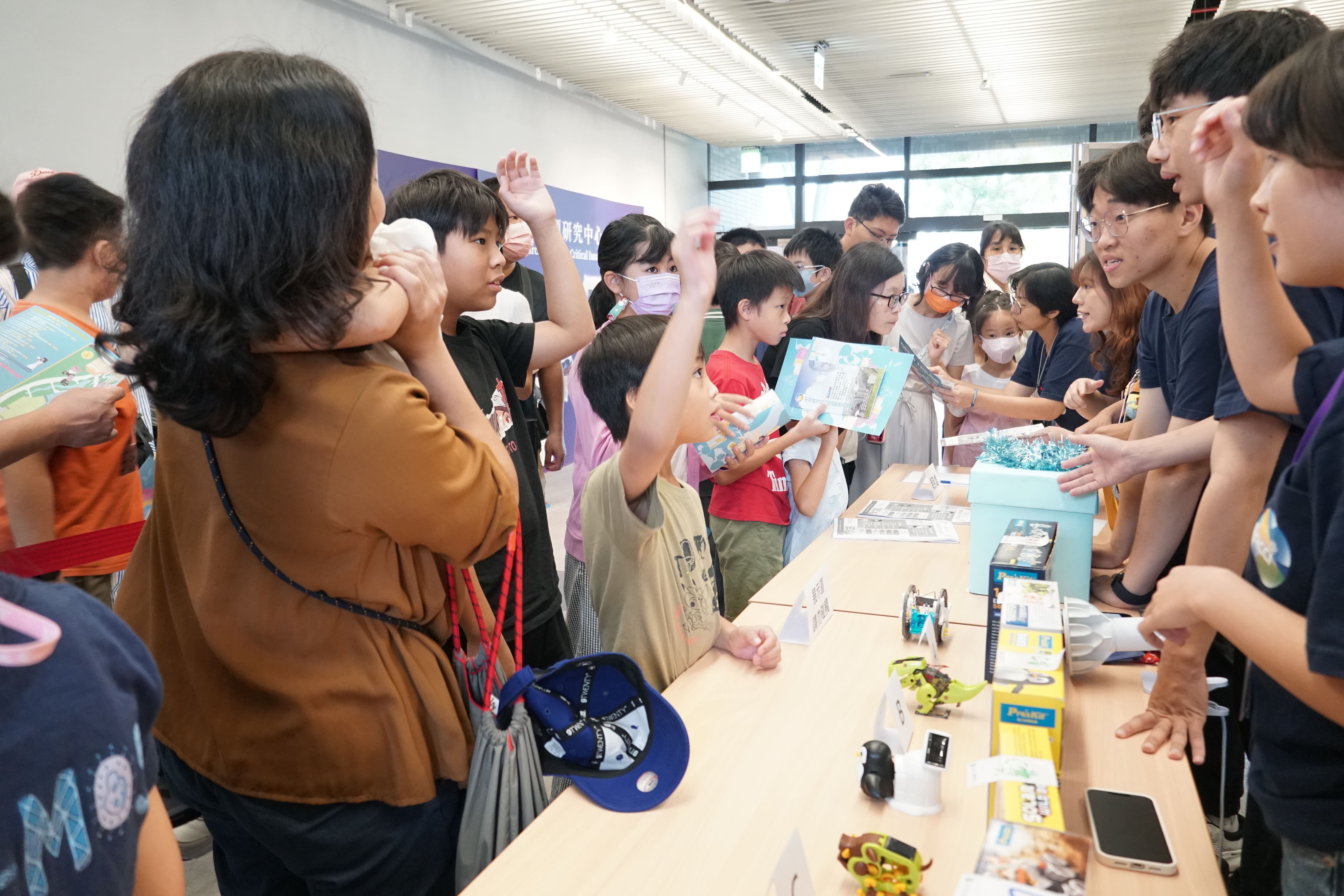 『疊層式太陽能電池』互動展示。（圖片來源：中央研究院）
