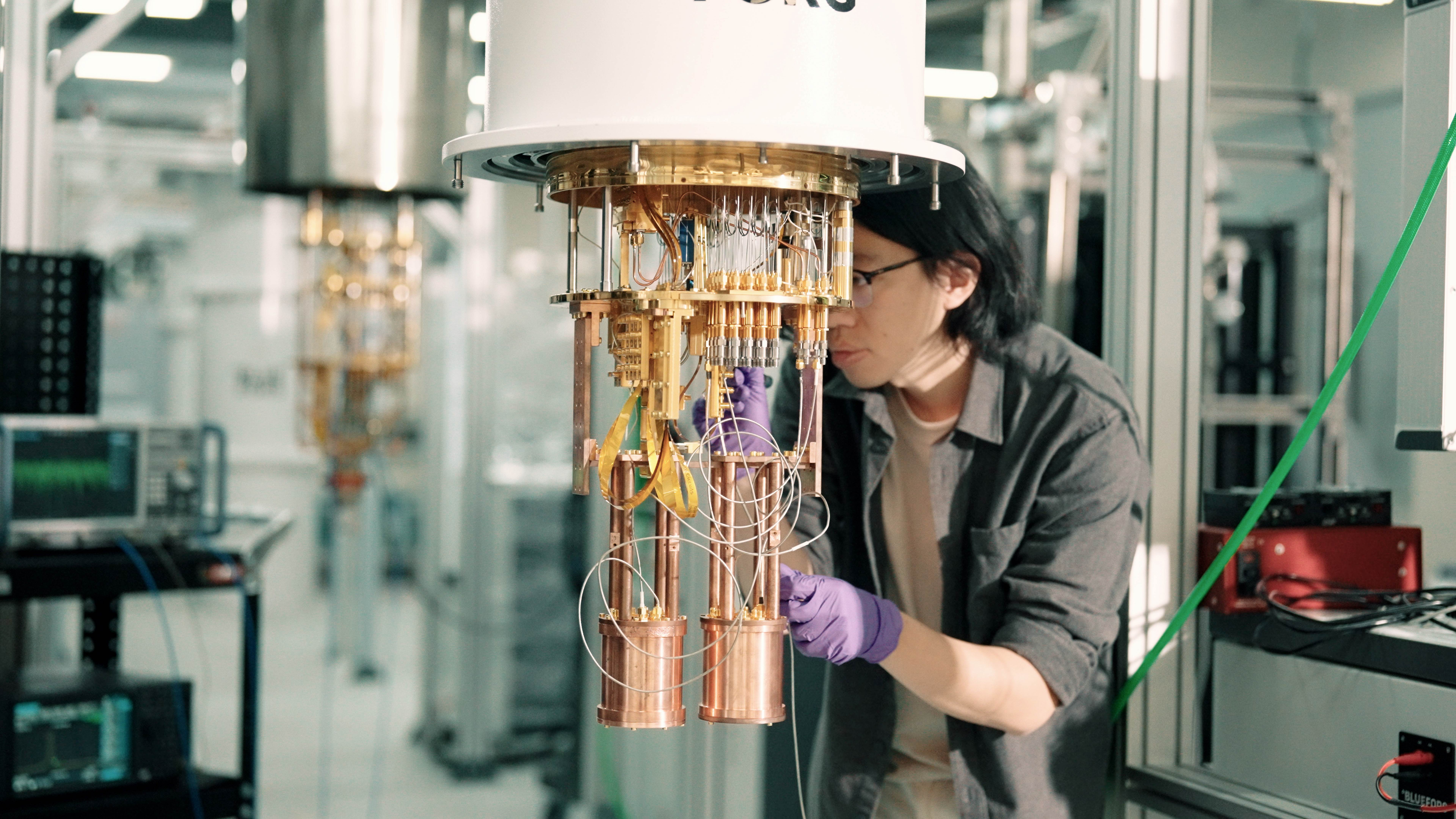 安裝微波控制線至稀釋製冷機。（圖片來源：中央研究院）