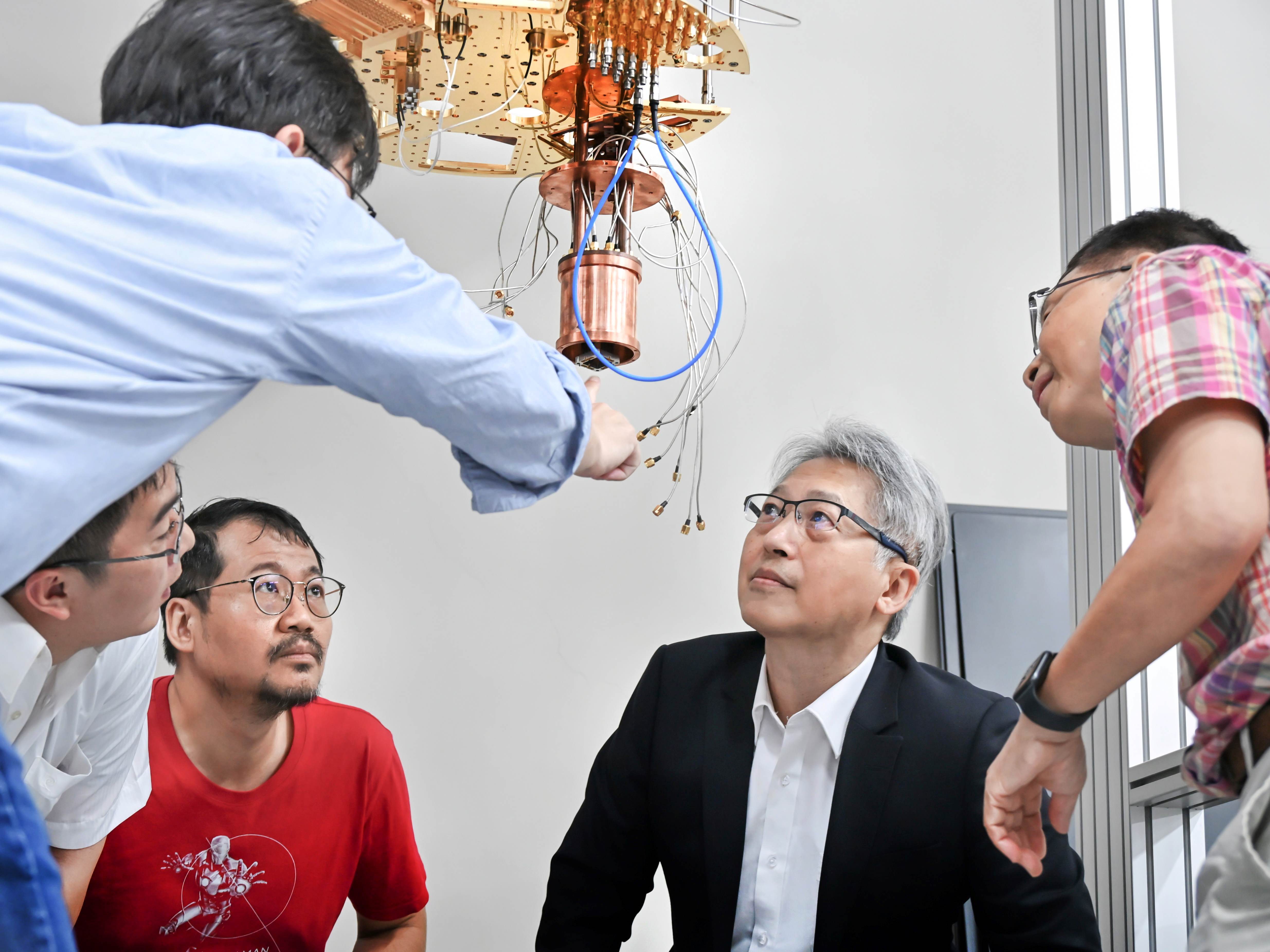 研究團隊向廖俊智院長介紹量子實驗設備。（圖片來源：中央研究院）