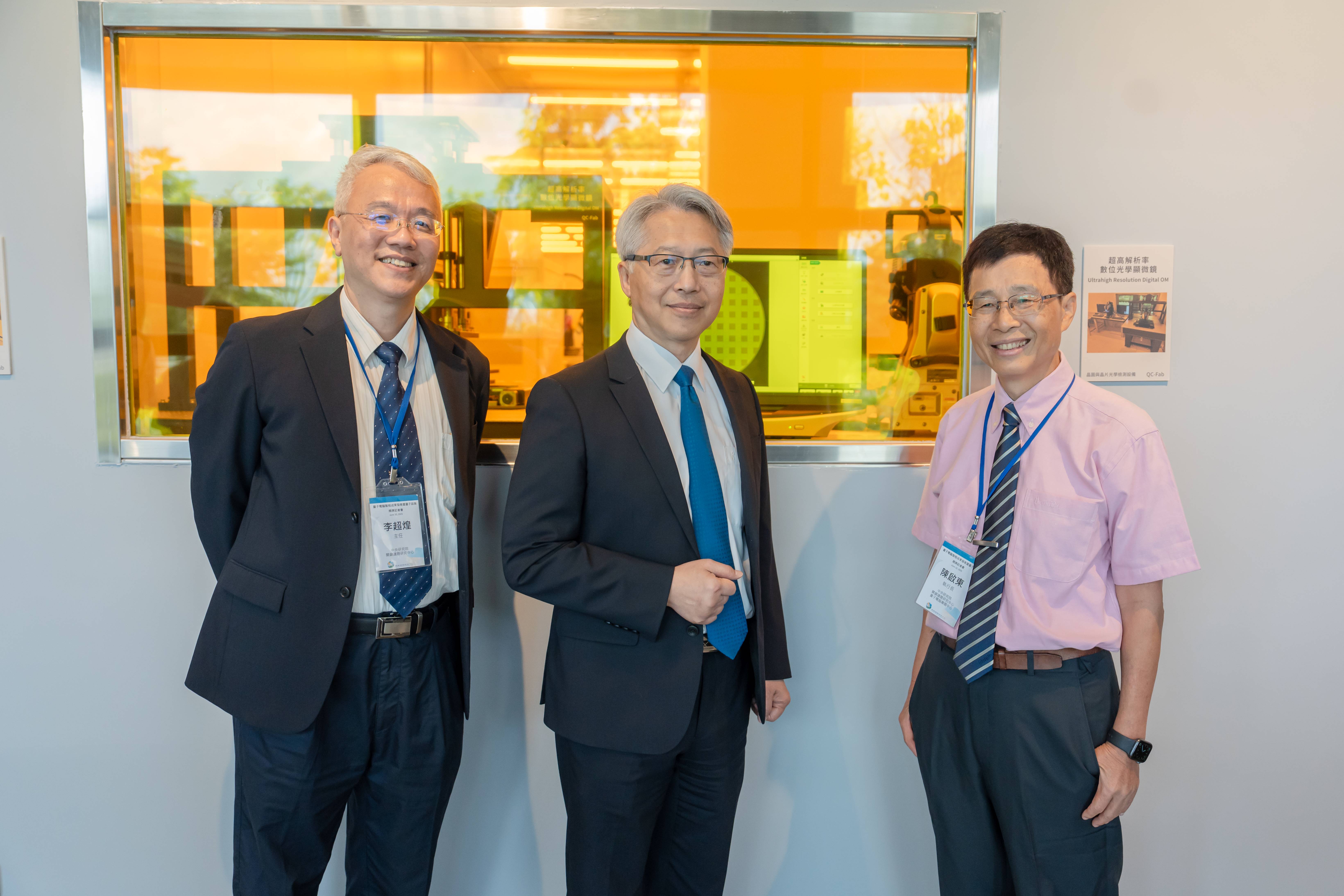量子晶片製程研發平台－李超煌主任、廖俊智院長、陳啟東特聘研究員（由左至右）。（圖片來源：中央研究院）