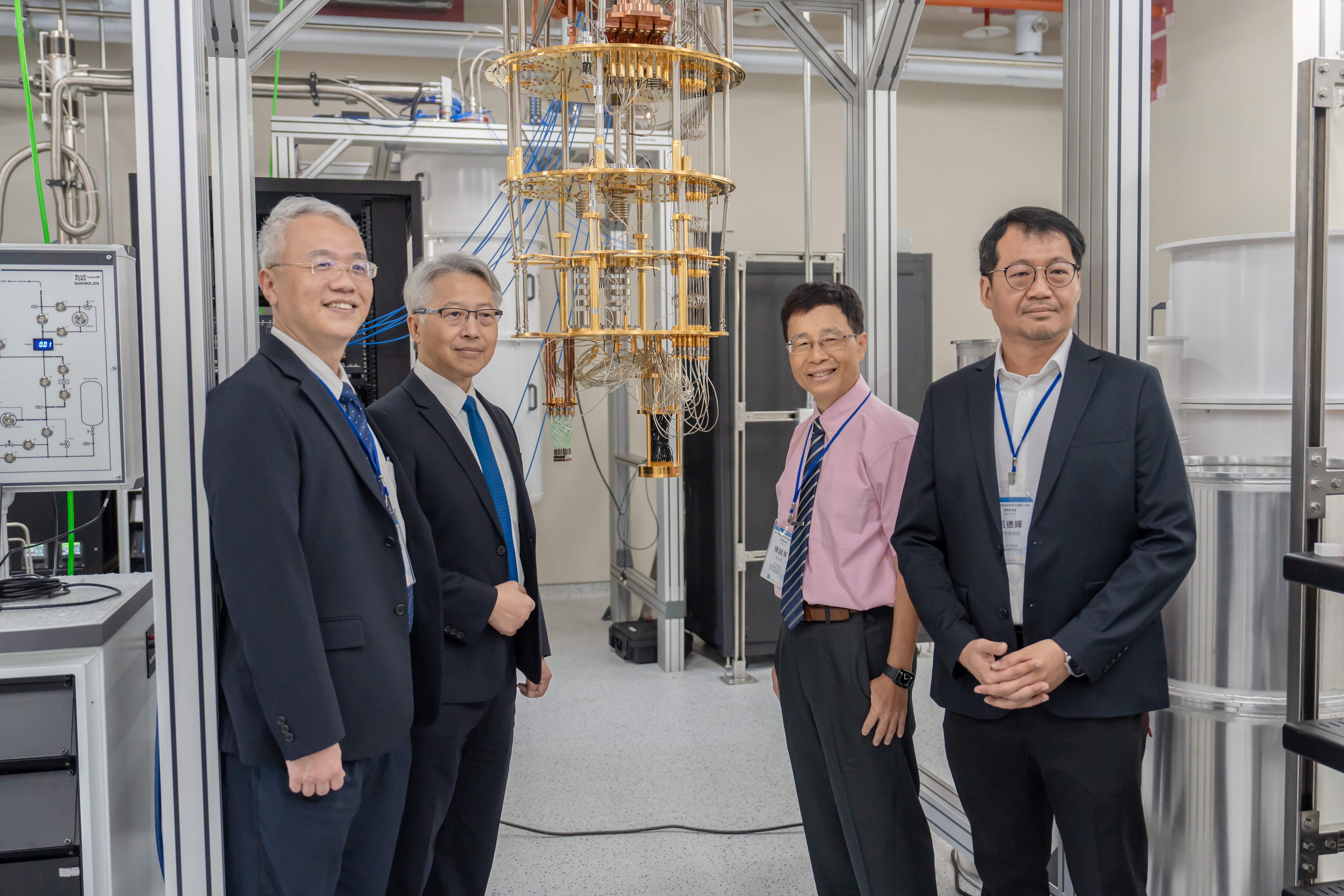 量子計算測試平台－李超煌主任、廖俊智院長、陳啟東特聘研究員、呂德輝研究助技師（由左至右）。（圖片來源：中央研究院）