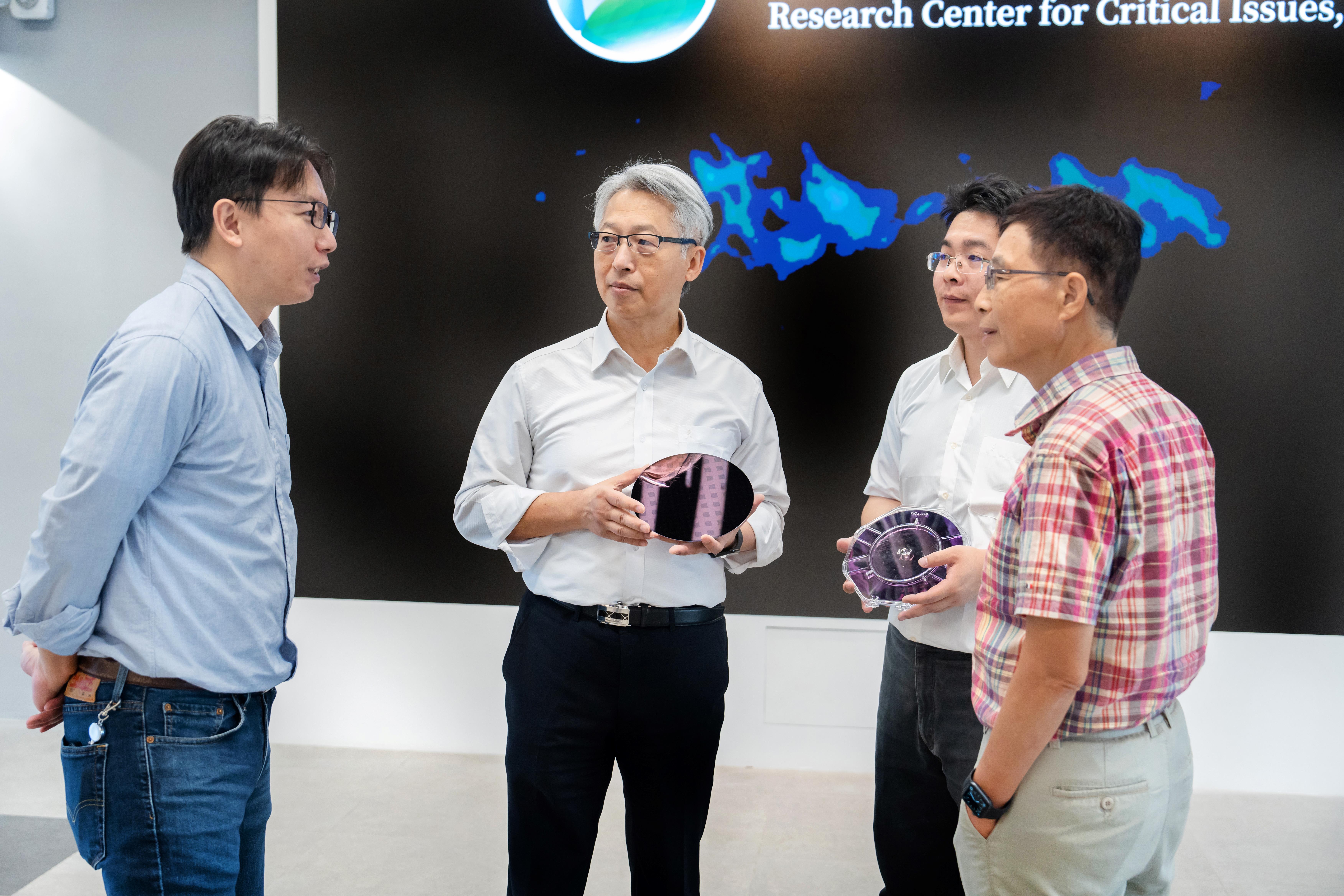 廖俊智院長與量子電腦團隊成員討論晶片製程進展。（圖片來源：中央研究院）
