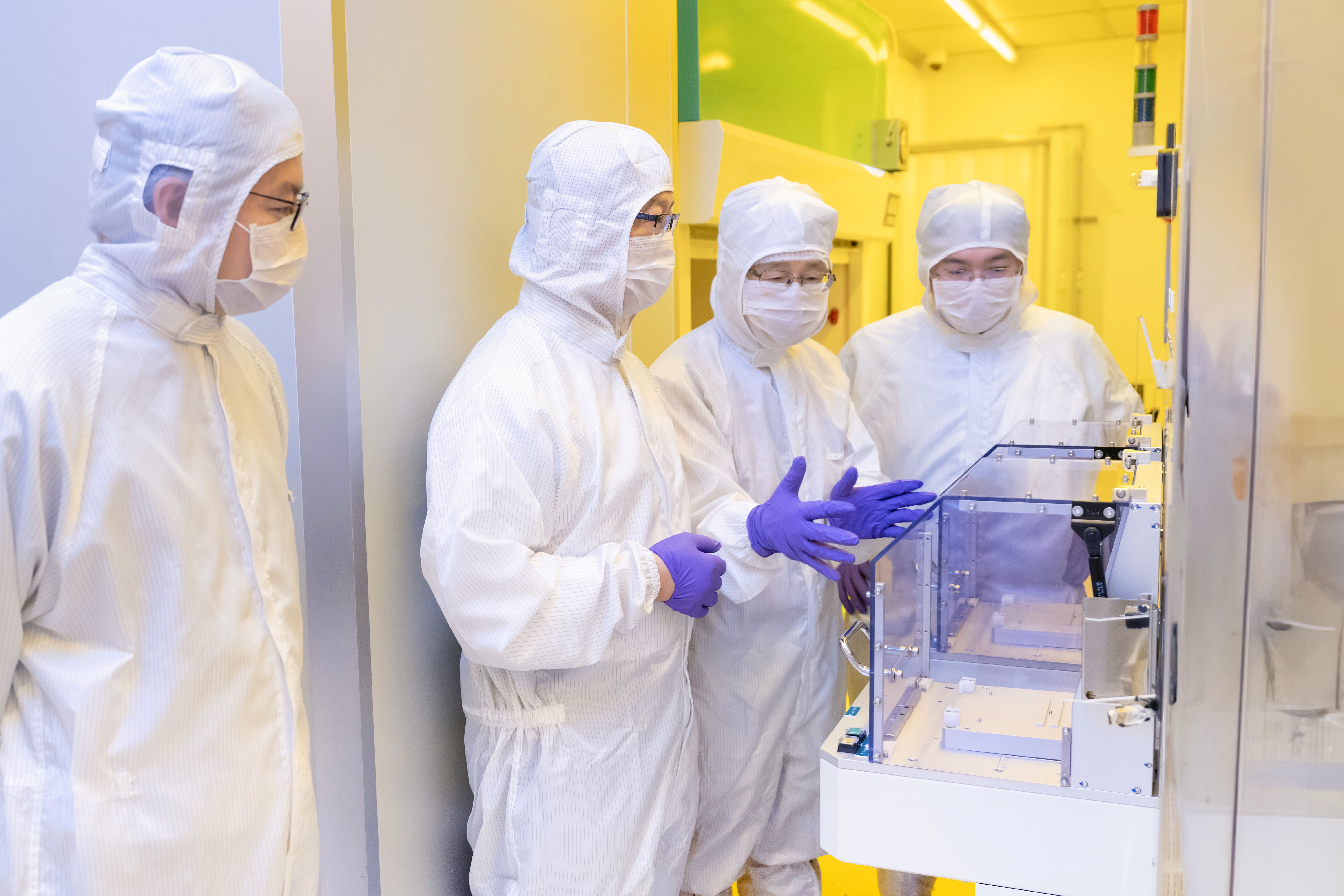 Distinguished Research Fellow Chii-Dong Chen introducing fabrication equipment to President James C. Liao.Photo credit Academia Sinica