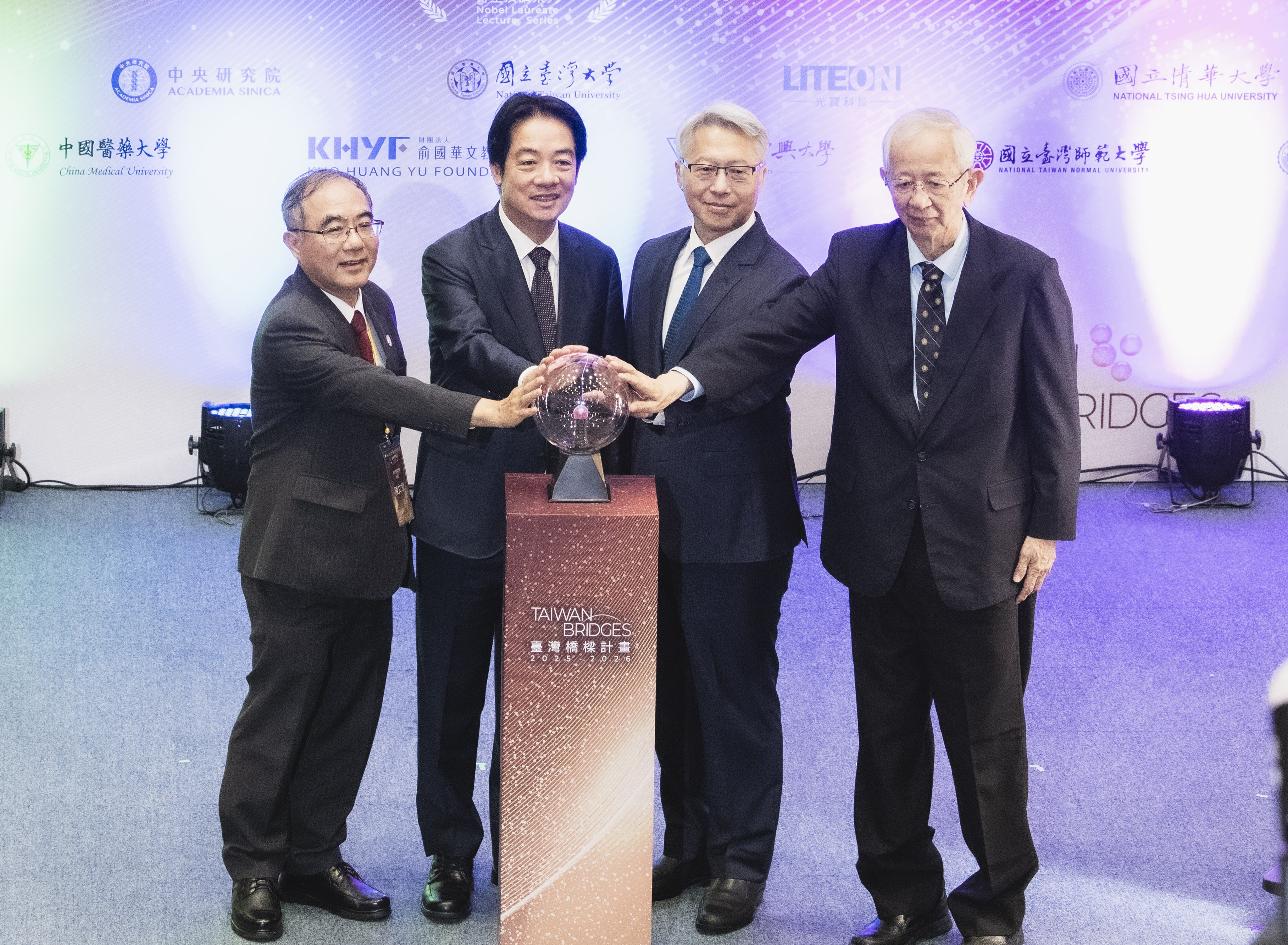 Launch ceremony of the “Taiwan Bridges: Nobel Laureate Lecture Series,” featuring (from left to right): NTU President Wen-Chang Chen, President Lai Ching te, Academia Sinica President James C. Liao, and 1986 Nobel Laureate Yuan-Tseh Lee.Photo credit: Academia Sinica.