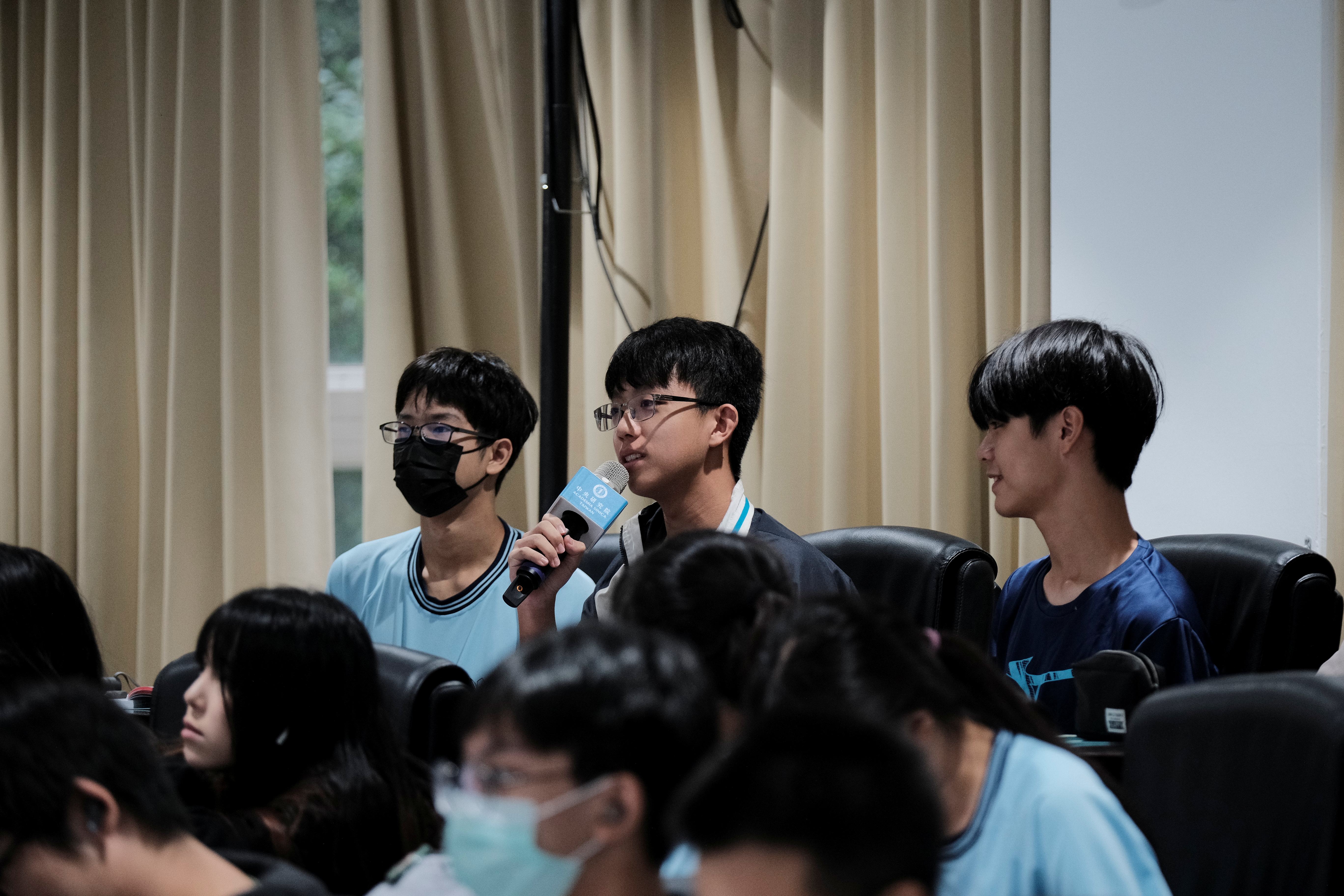 學生提問踴躍，現場互動熱絡。（圖片來源：中央研究院）