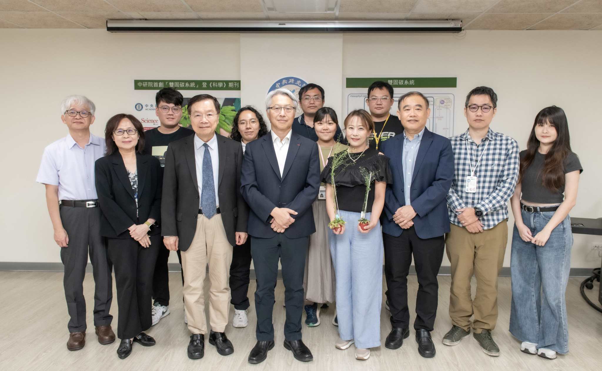 President Dr. James C. Liao (third from the left in the front row) ,Vice President Dr. Tang Tang (second from the left in the front row)and the research team .Photo credit: Academia Sinica.