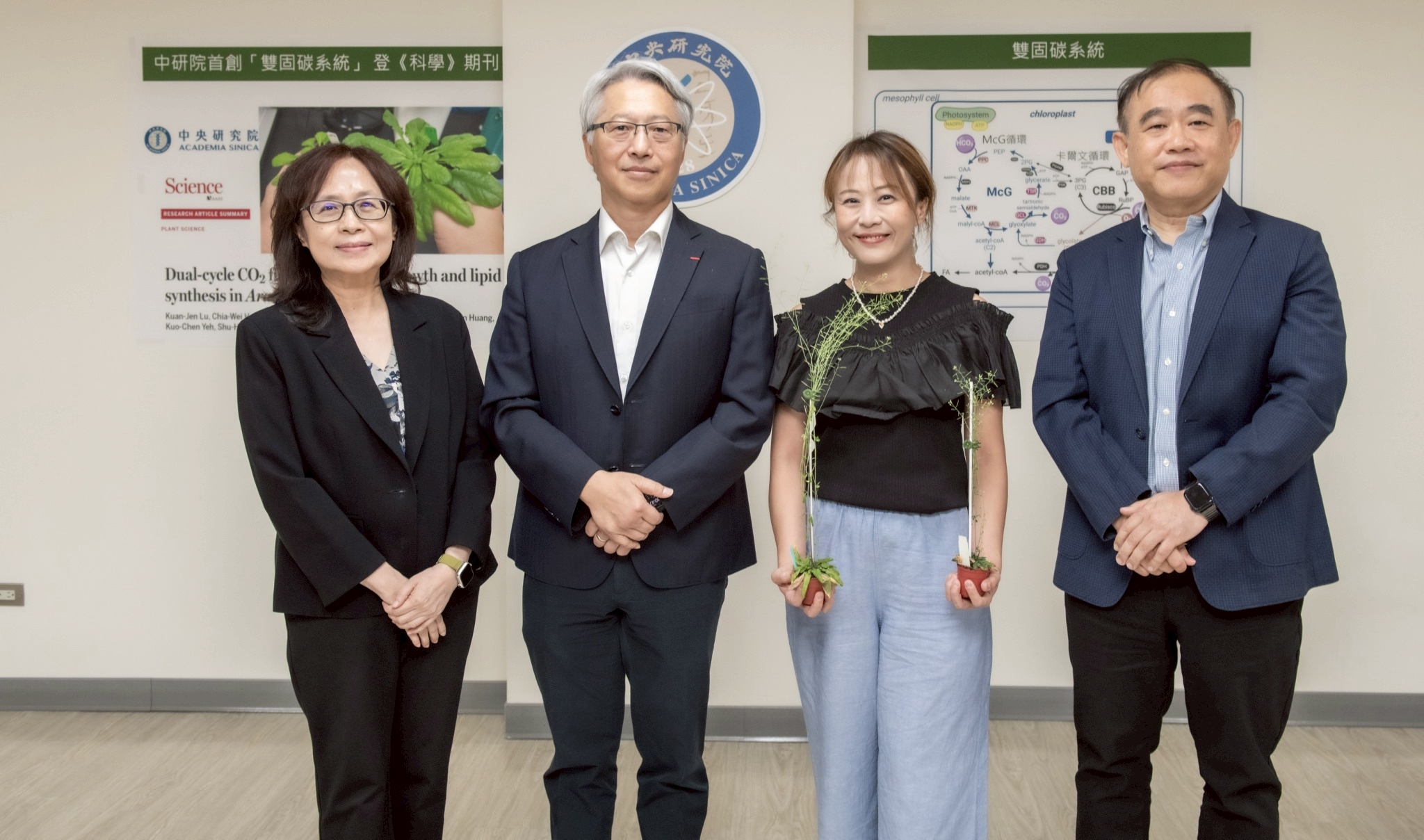 President Dr. James C. Liao (third from the left in the front row) ,Vice President Dr. Tang Tang (second from the left in the front row)and the research team .Photo credit: Academia Sinica.