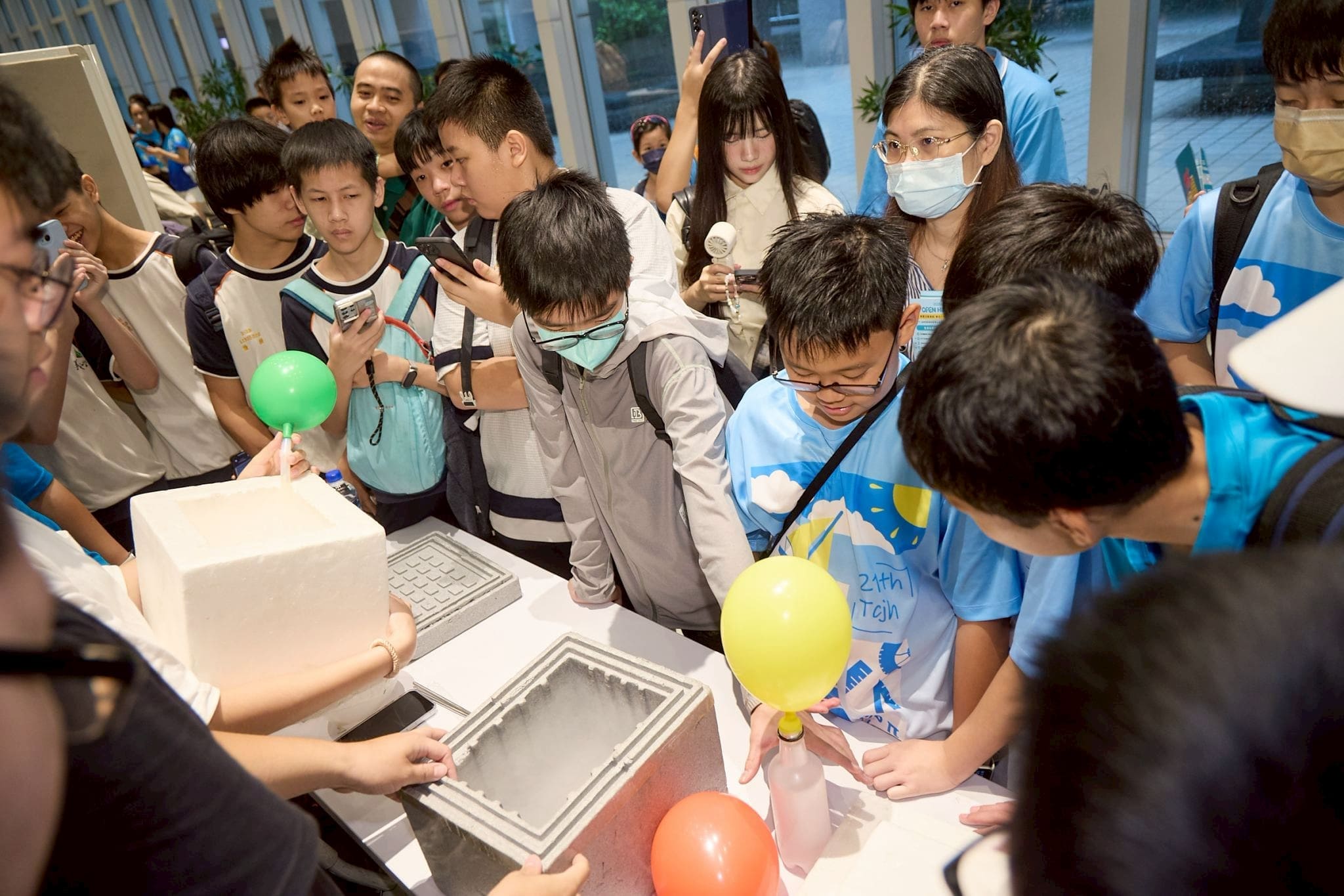 原分所「當氣球遇到液態氮？」活動，透過實驗操作瞭解物品遇到低溫時的變化。（圖片來源：中央研究院）