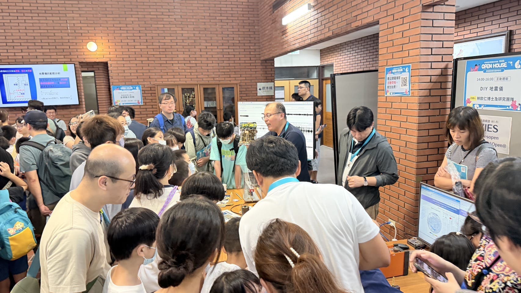 地球所「DIY地球儀」活動，一起 DIY 小型地震儀，讓你親手感受「看見」地震波的過程。（圖片來源：中央研究院）
