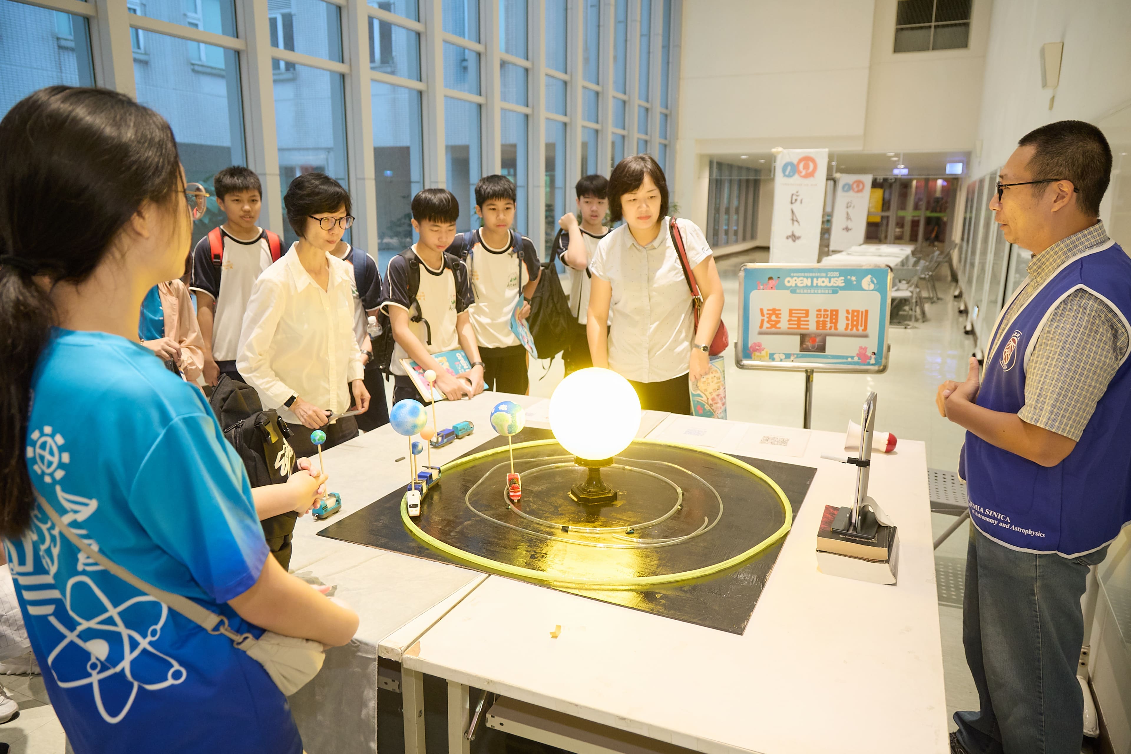 天文所凌星觀測，讓民眾了解用此法觀測系外行星的基本原理。（圖片來源：中央研究院）