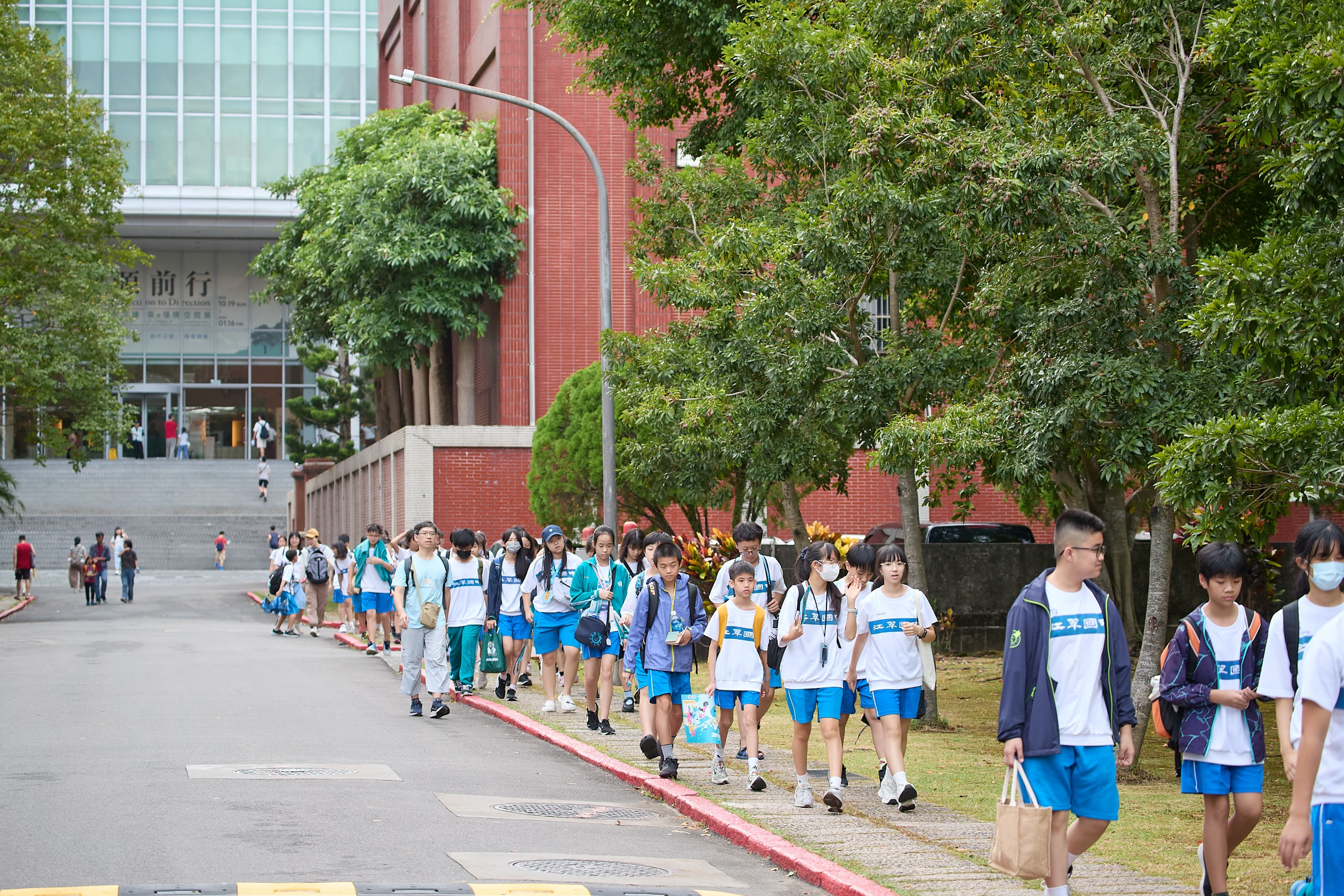 學生們結伴參訪一年一度的院區開放！（圖片來源：中央研究院）