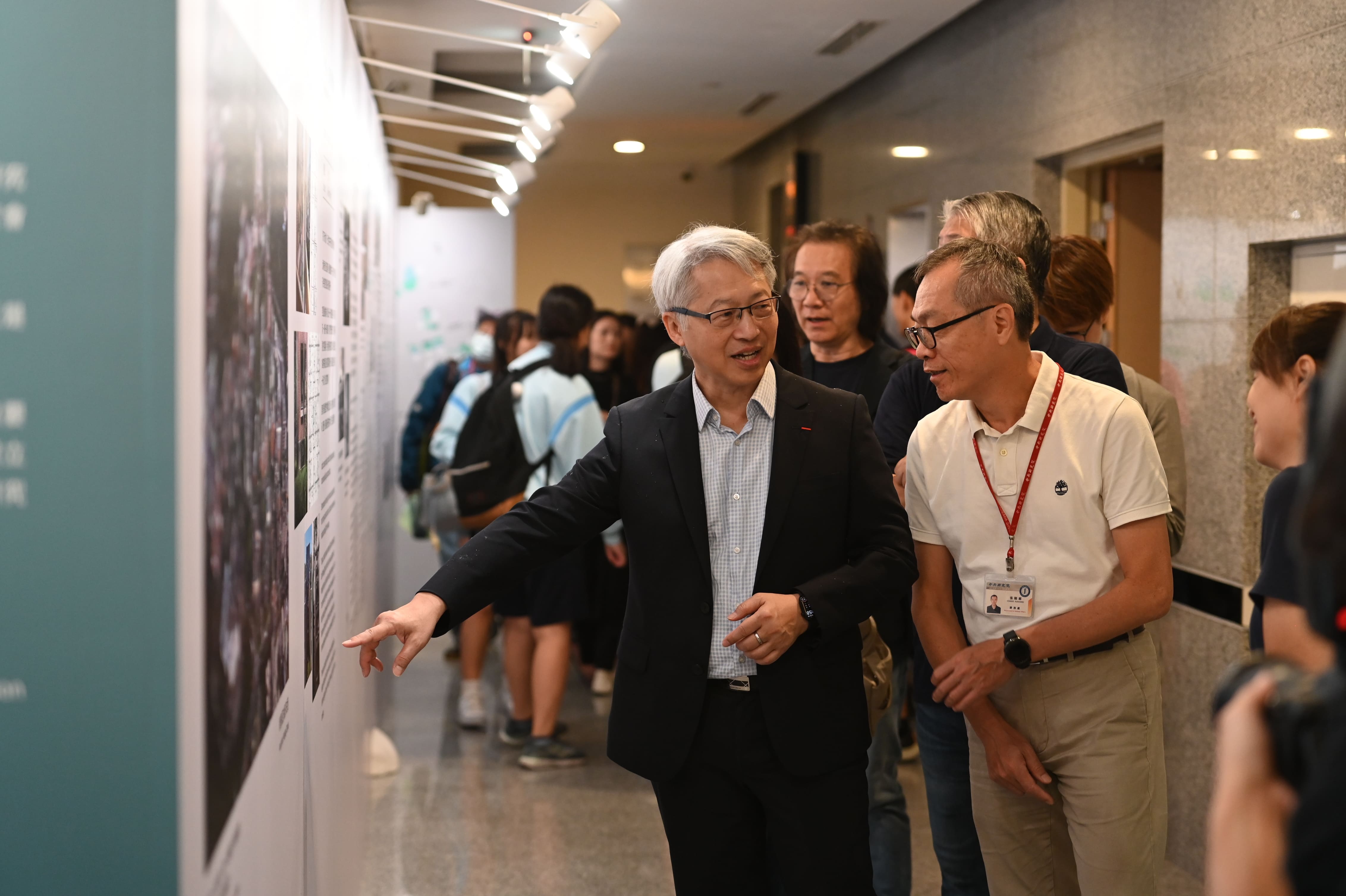 廖俊智院長參觀「溯源前行－中央研究院建築與環境空間展」。（圖片來源：中央研究院）