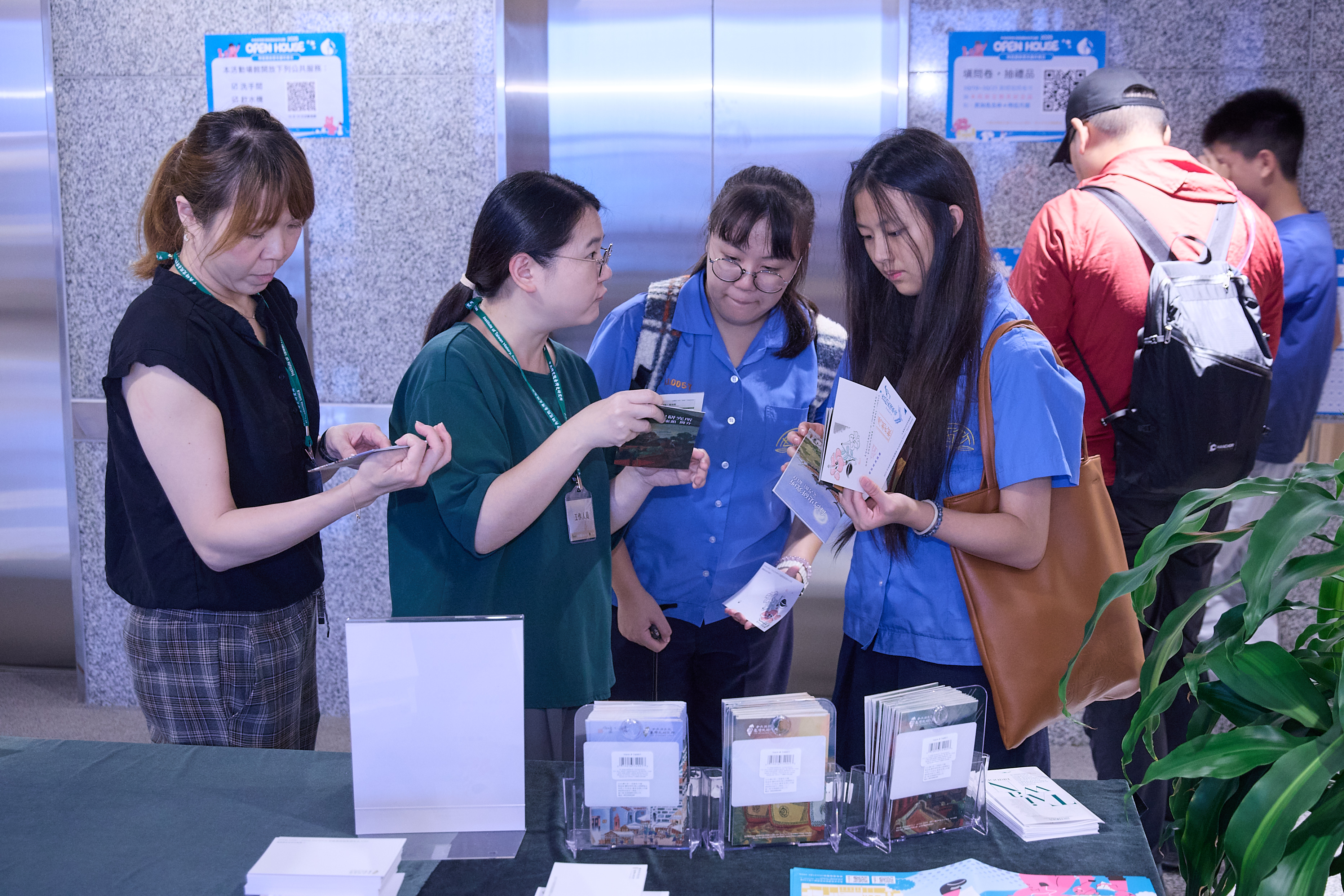 臺史所向高中生介紹檔案館館藏。（圖片來源：中央研究院）