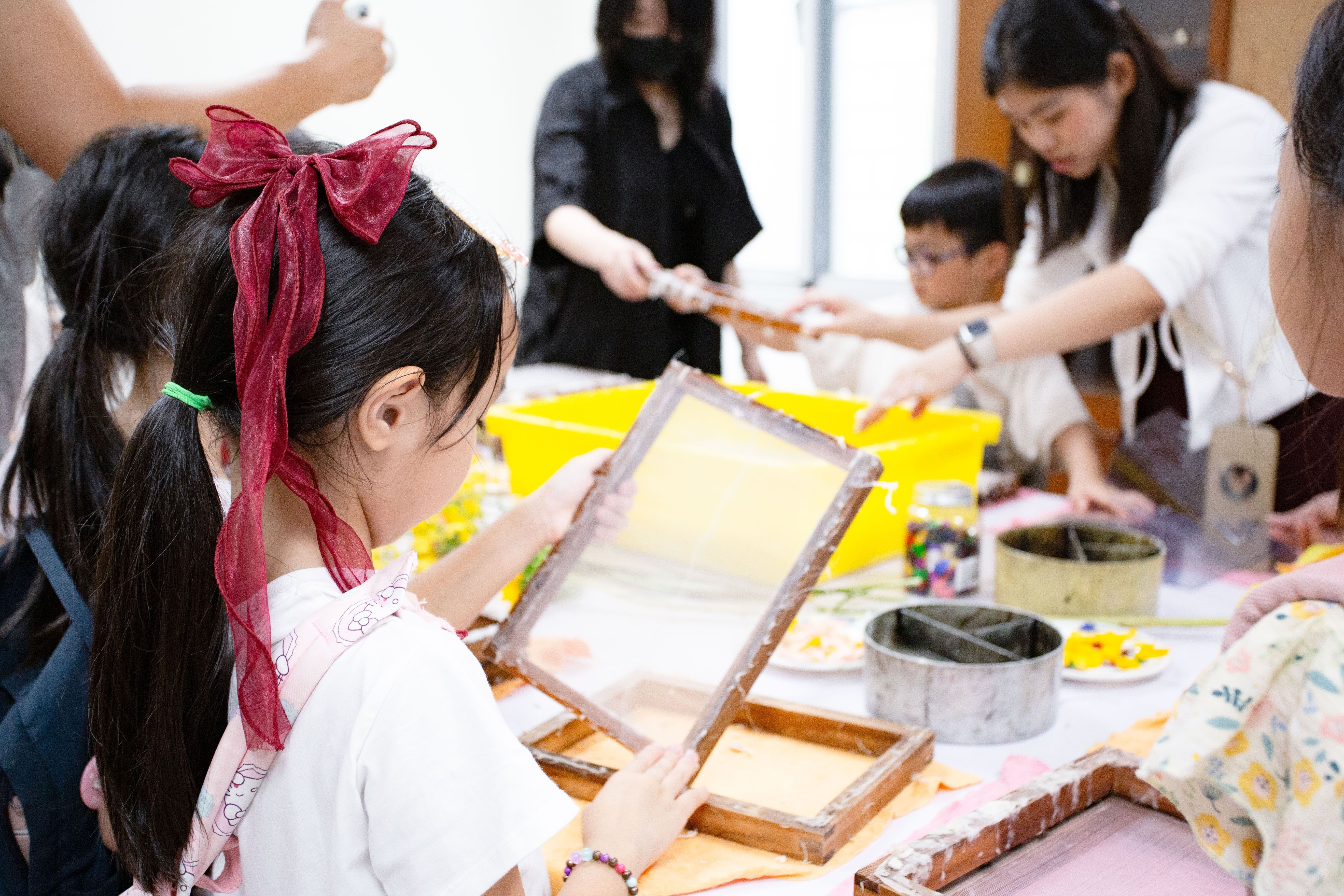 嶺南美術館手抄紙體驗活動，啟發對美的感受。（圖片來源：中央研究院）