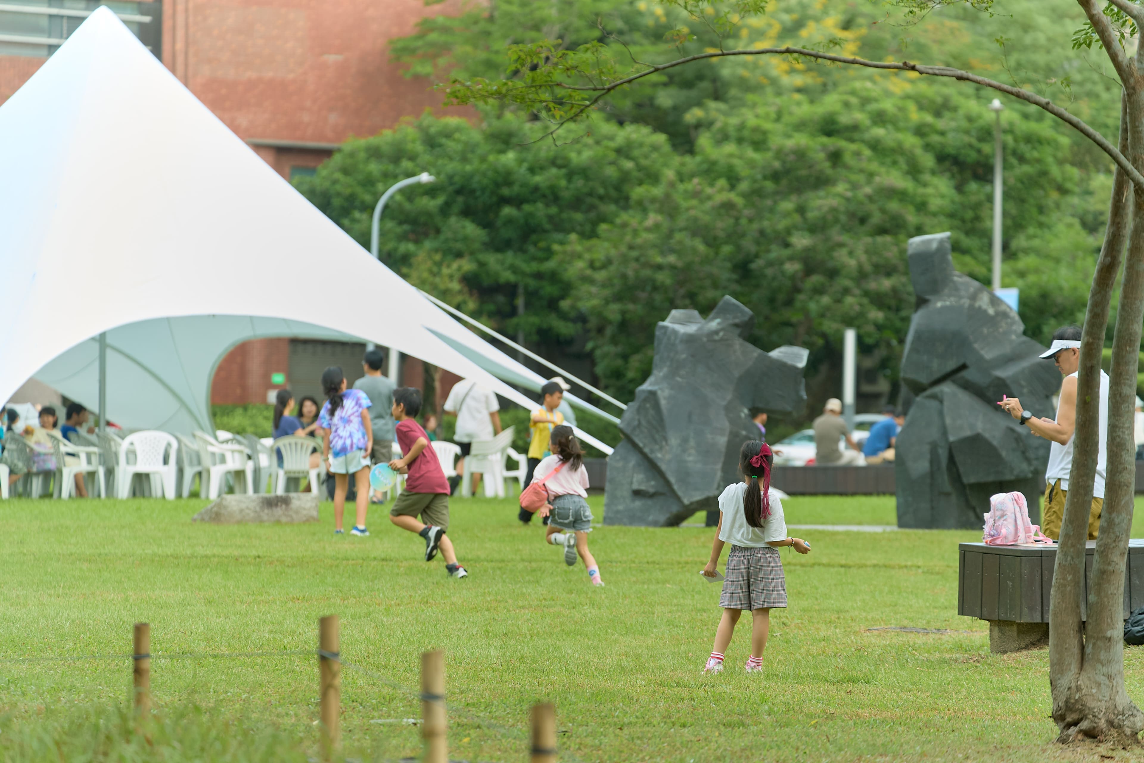 小朋友在院區草地奔跑。（圖片來源：中央研究院）