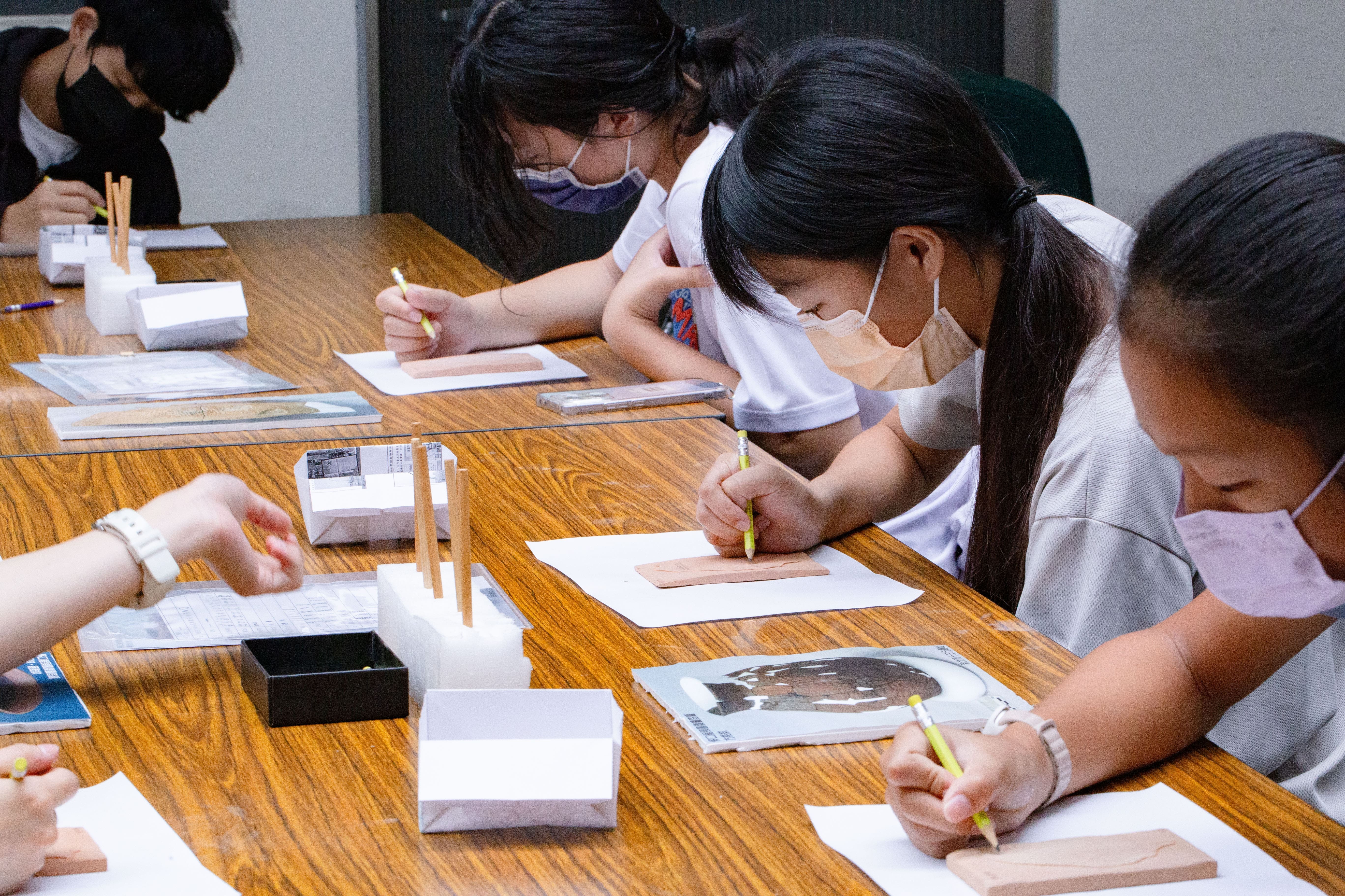 史語所「陶板紋飾雕刻拓印」活動，讓參與者在臺灣圖像的陶板上，創造出屬於自己的獨特圖樣。（圖片來源：中央研究院）