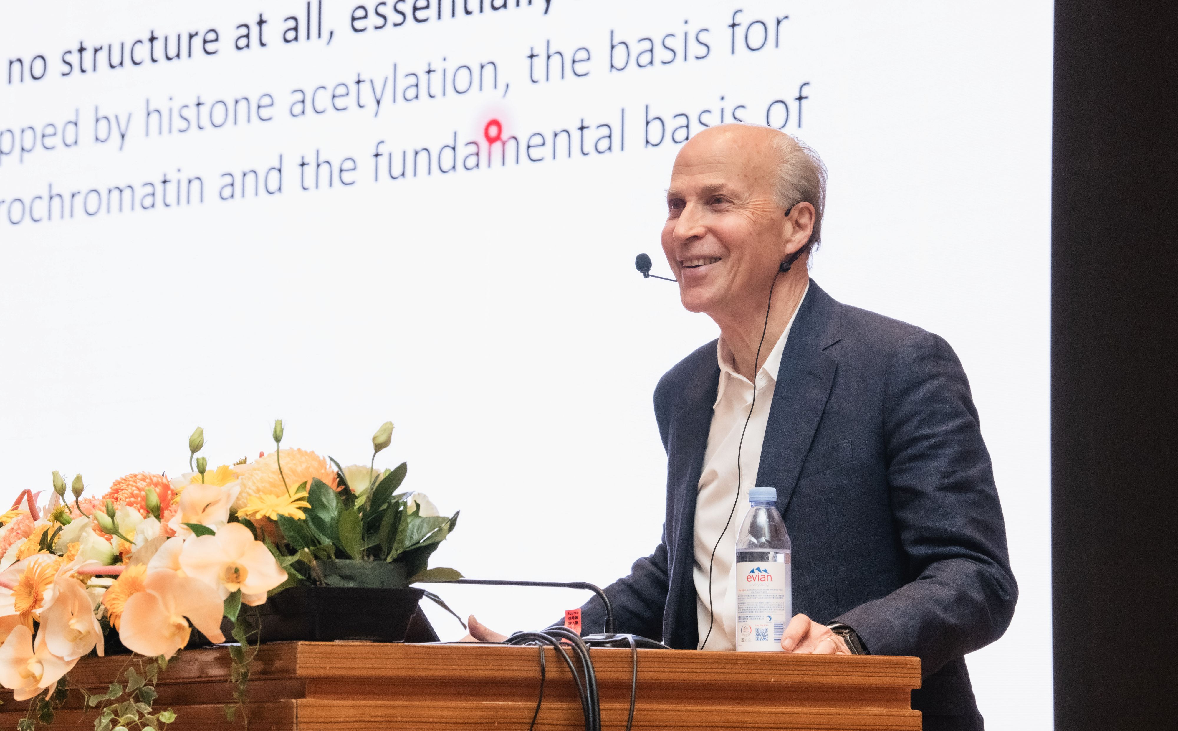 Professor Roger D. Kornberg presented on-going work from his laboratory on the structure of chromosomes. Photo credit: Academia Sinica.