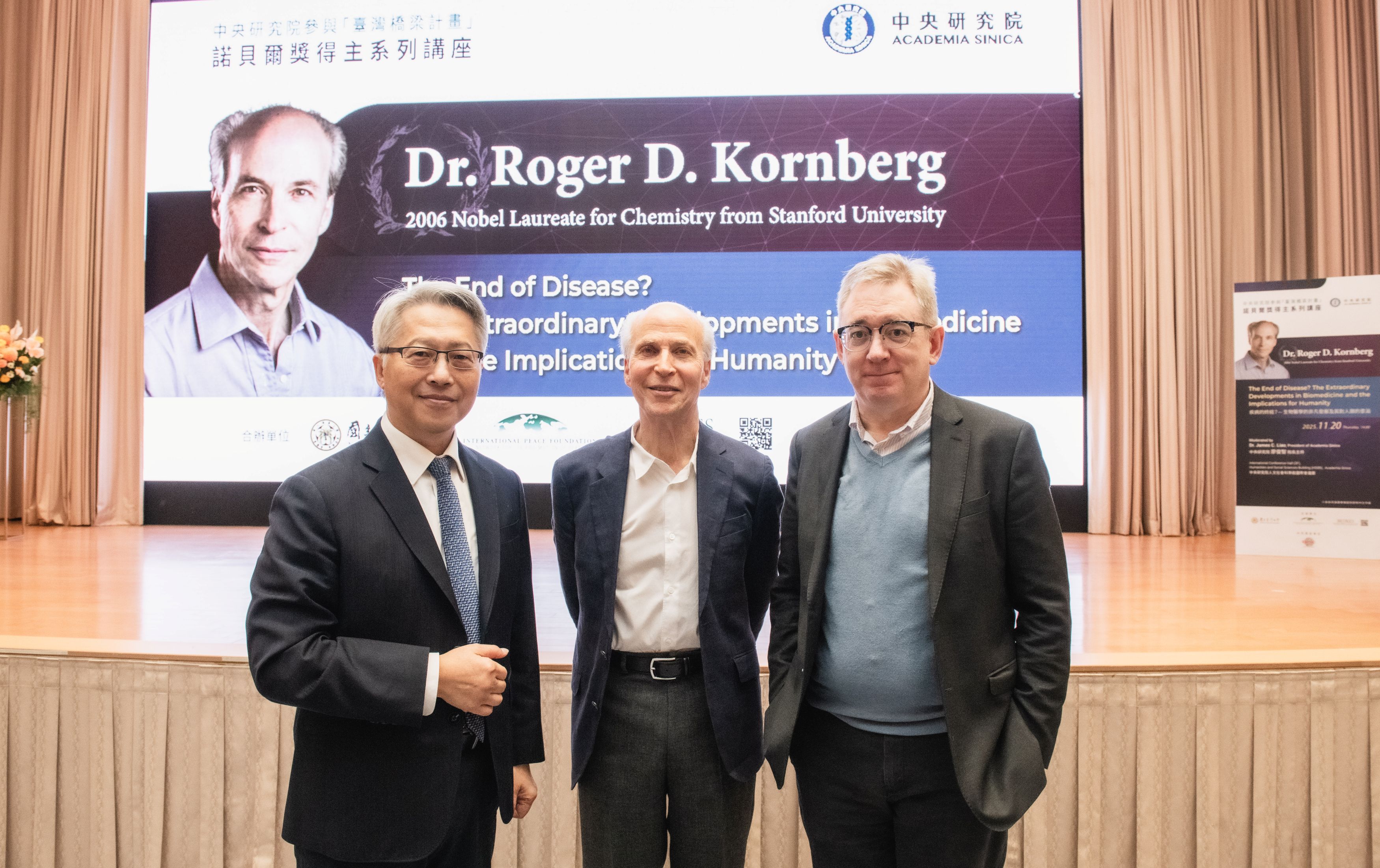 (From left to right) Academia Sinica President James C. Liao, Nobel Laureate Professor Roger D. Kornberg, and Institute of Biological Chemistry Director Todd L. Lowary. Photo credit: Academia Sinica.