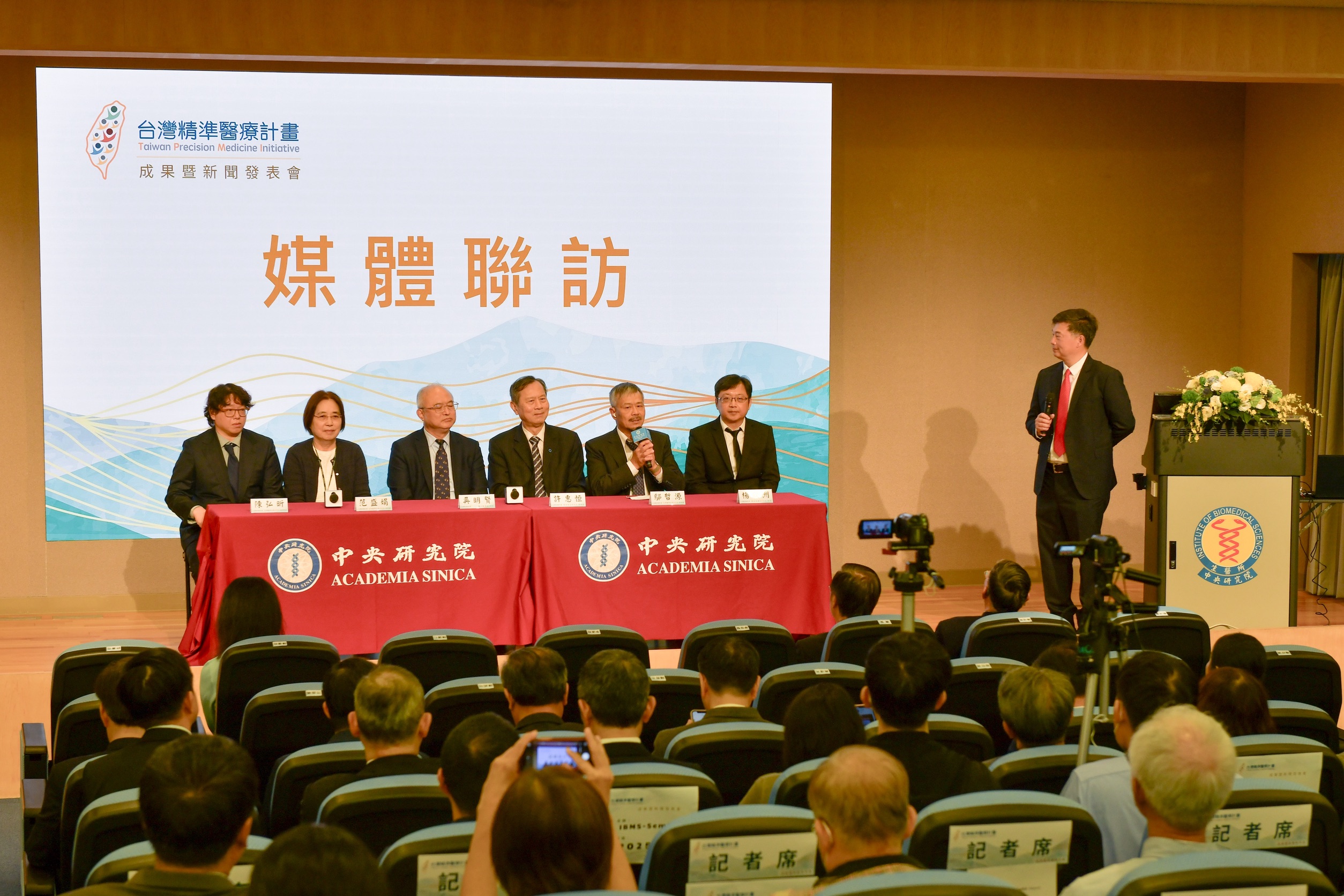 郭沛恩院士主持媒體提問。由左而右：陳弘昕助研究員、范盛娟研究員、臺大醫院吳明賢前院長、國衛院許惠恒副院長、生醫所鄔哲源研究員、統計所楊欣洲研究員。